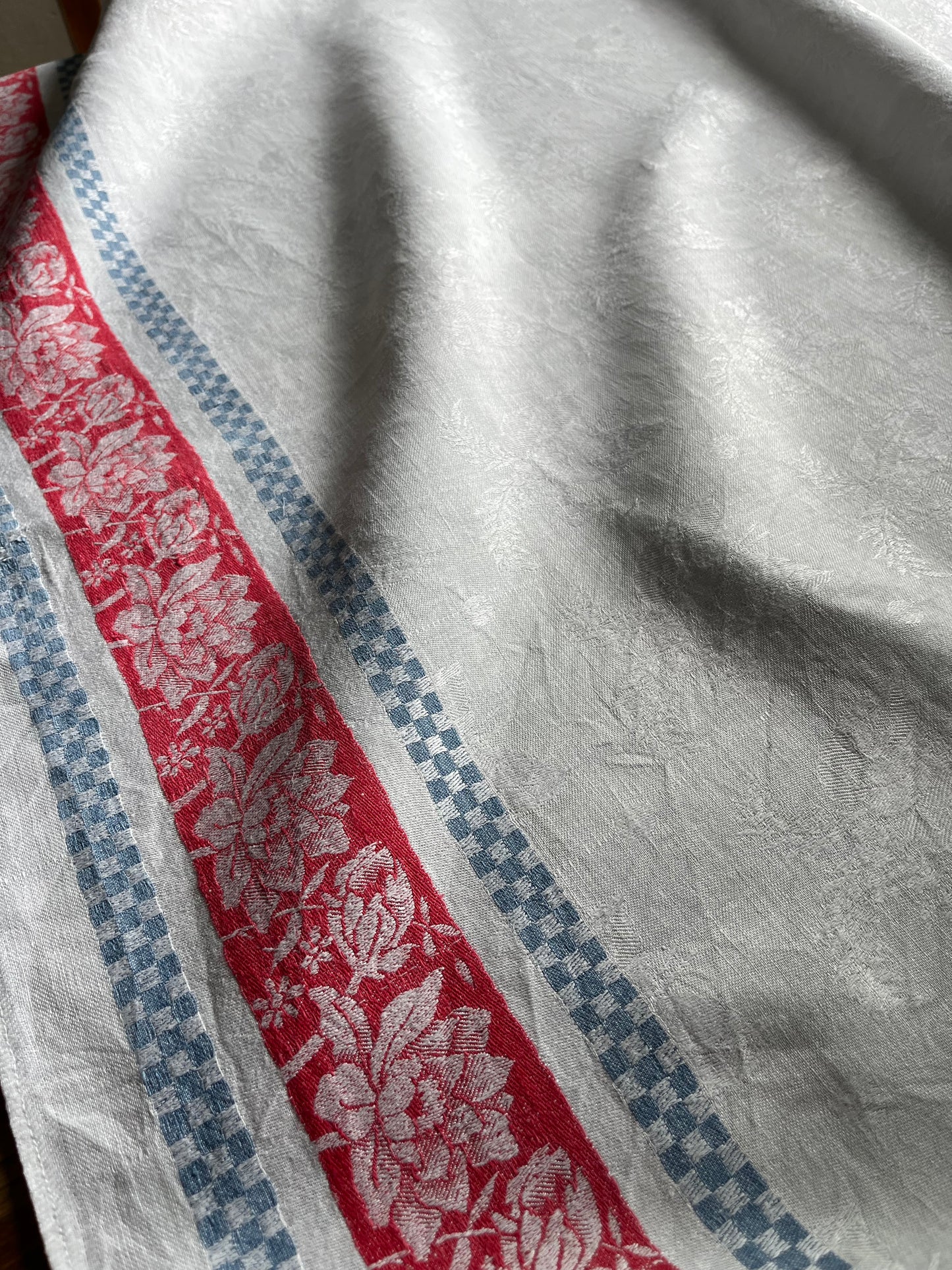 Prachtstück für die Tafel: Leinen Damast Decke in Blau /Weiß/Rot 126 x 126