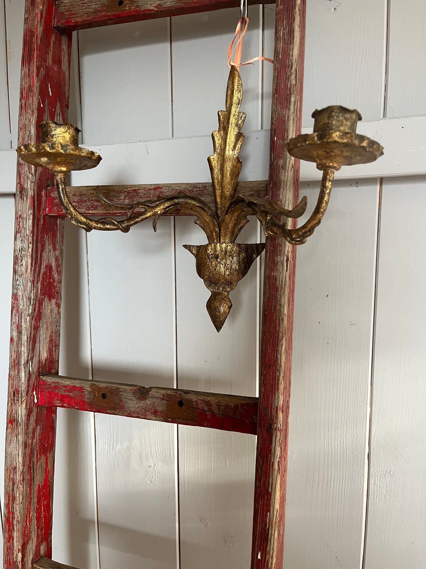 Vintage Wandlampe aus Frankreich mit Kerzenhaltern und Blätter-Ornamenten in Antikgold