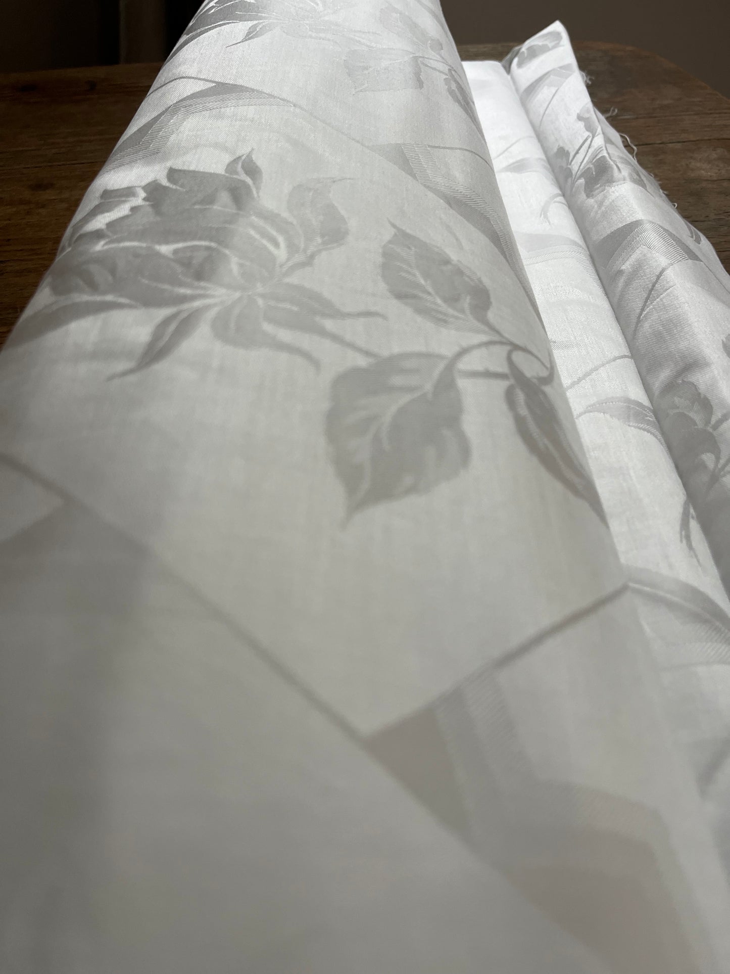 Rosen auf 7,5 Meter Leinendamast um 1950 - 1,4 Kilo schwer