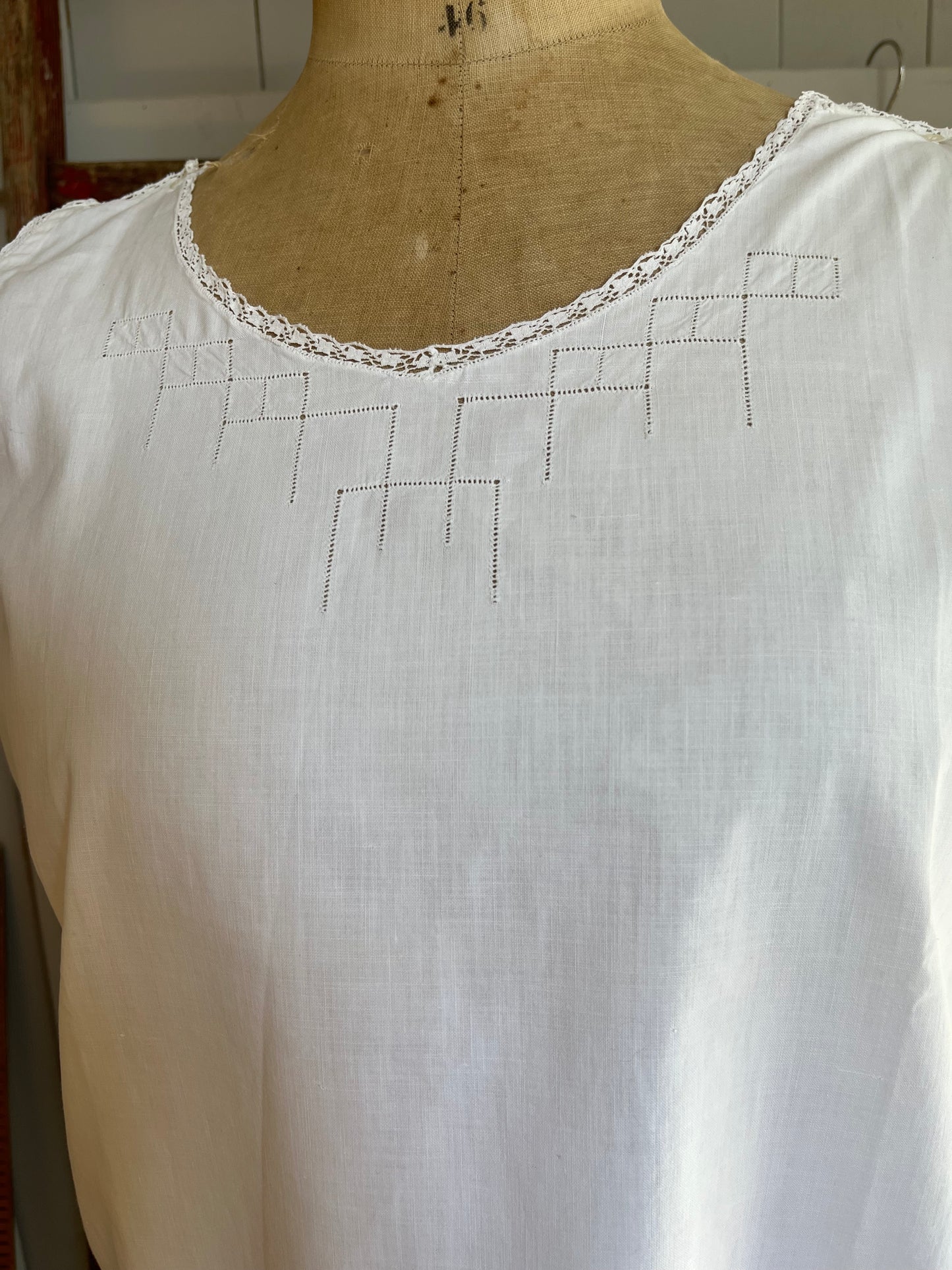 Kleid aus Frankreich mit Spitze und Lochstickerei