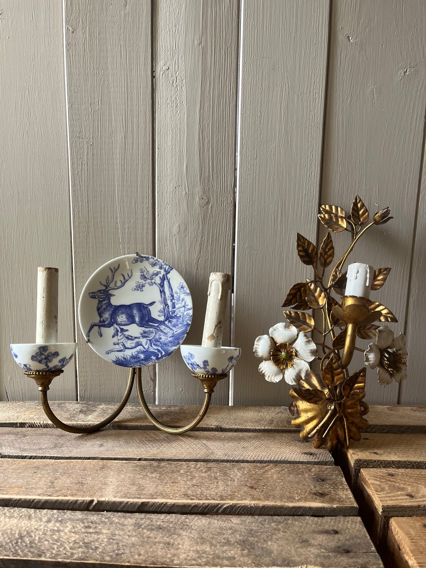 Seltene Wandlampe mit Hirschmotiv auf Porzellan aus Frankreich