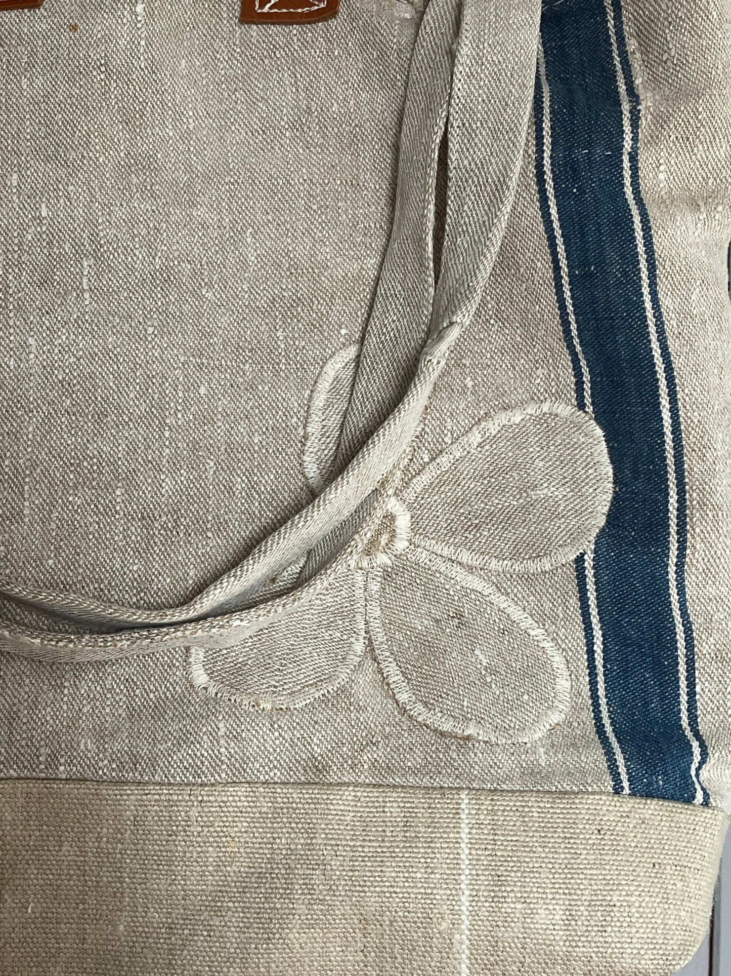 Very Vintage: Große Tasche aus altem Leinensack mit Streifen und Blüten