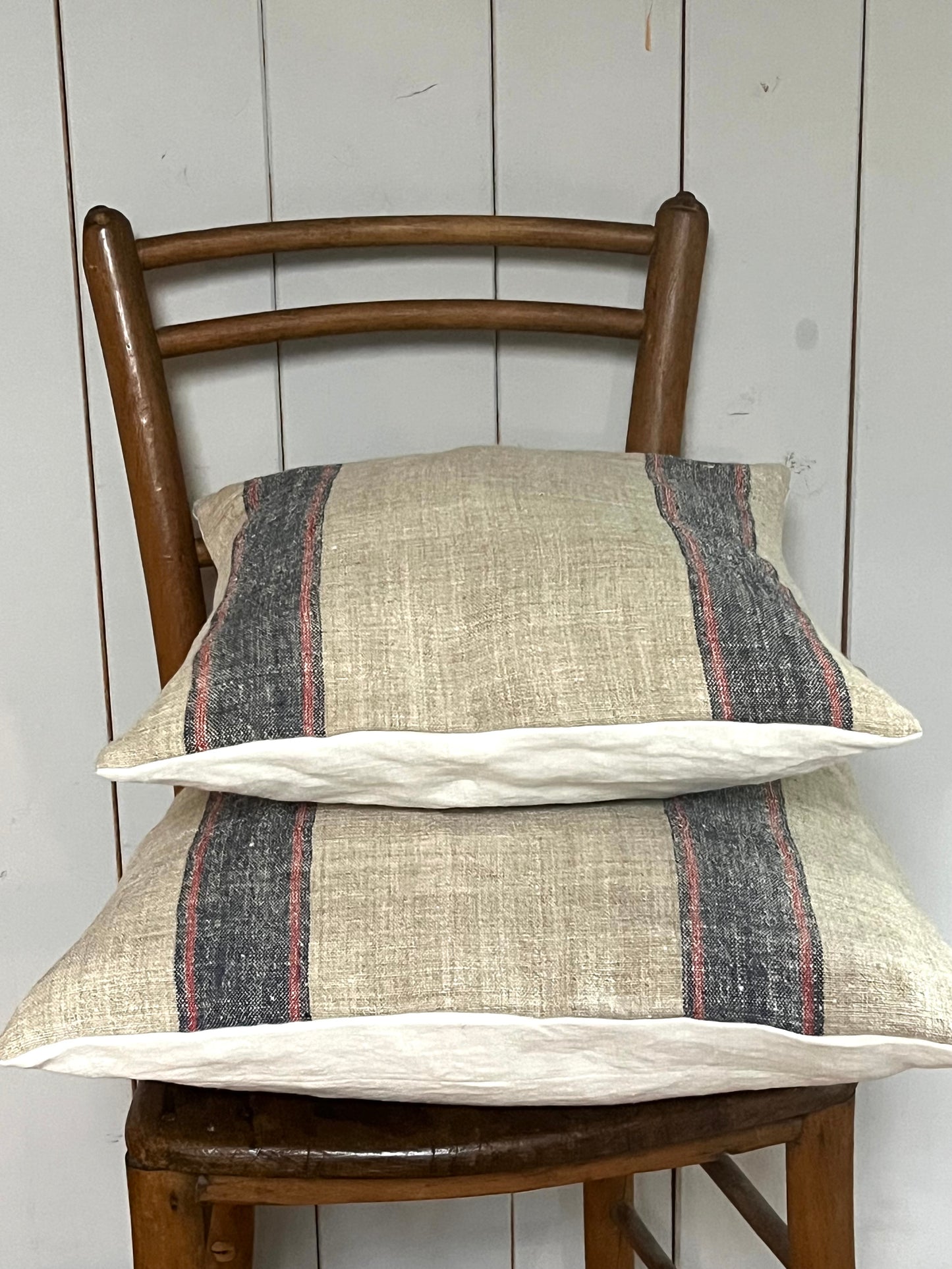 Blau/Rot gestreift: Vintage Kissen aus altem Leinensack 40 x 40