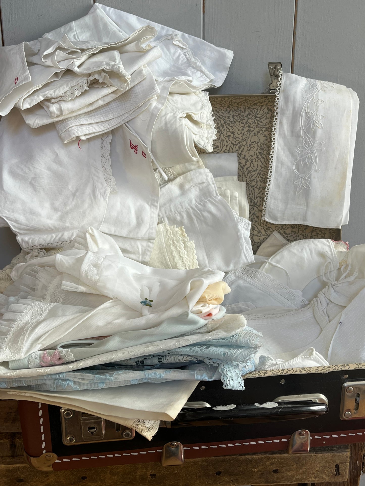 Große Sammlung alte Kinderkleidung in einem Koffer circa 50 Teile aus den 1940er Jahren