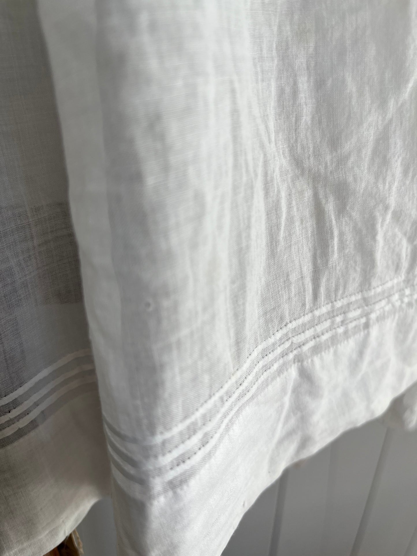 Für Mademoiselle: feines Kleid mit Blüten und Spitze