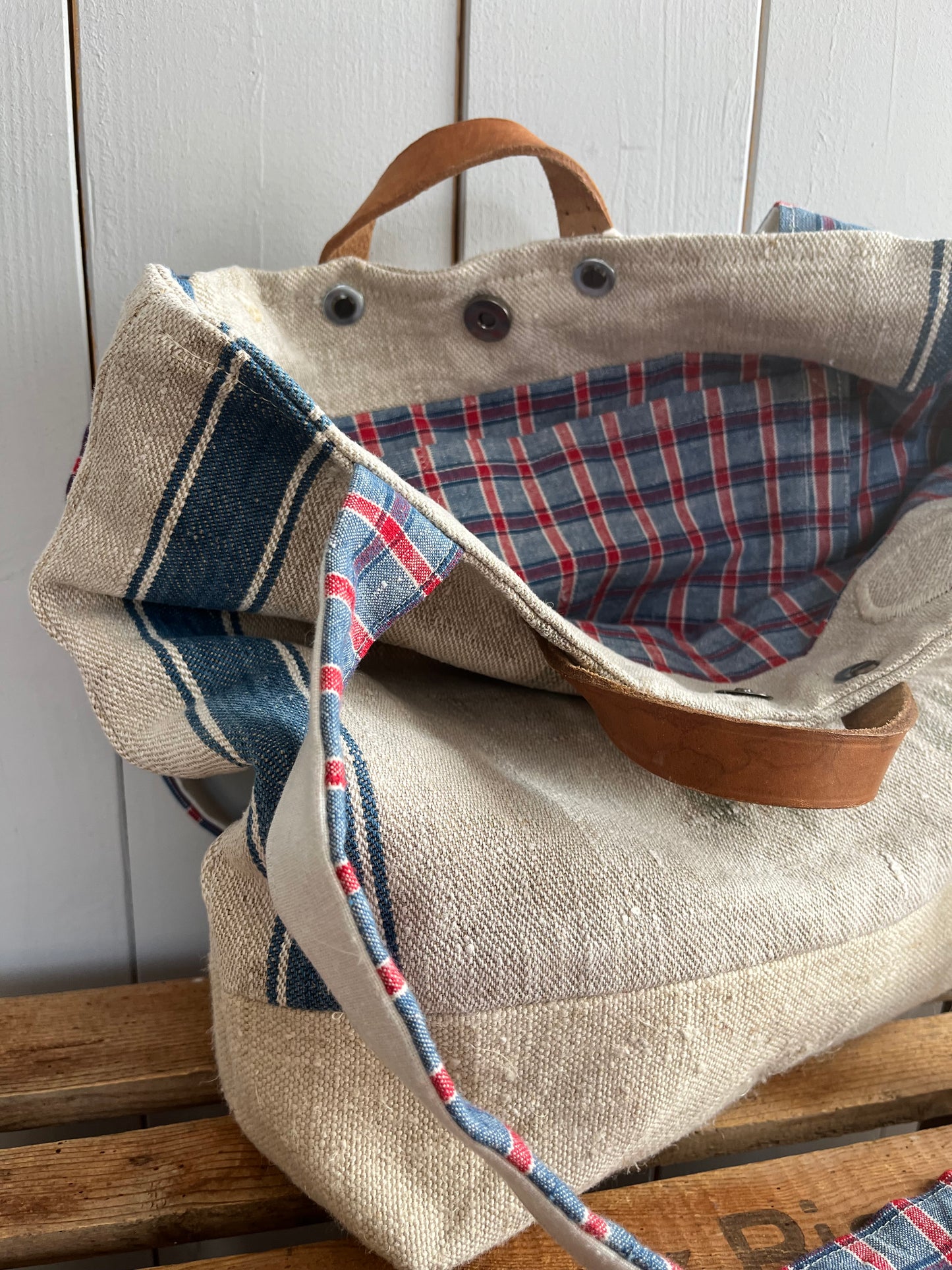 Very Vintage: Große Tasche aus altem Leinensack mit Streifen, Blüten und Aufschrift