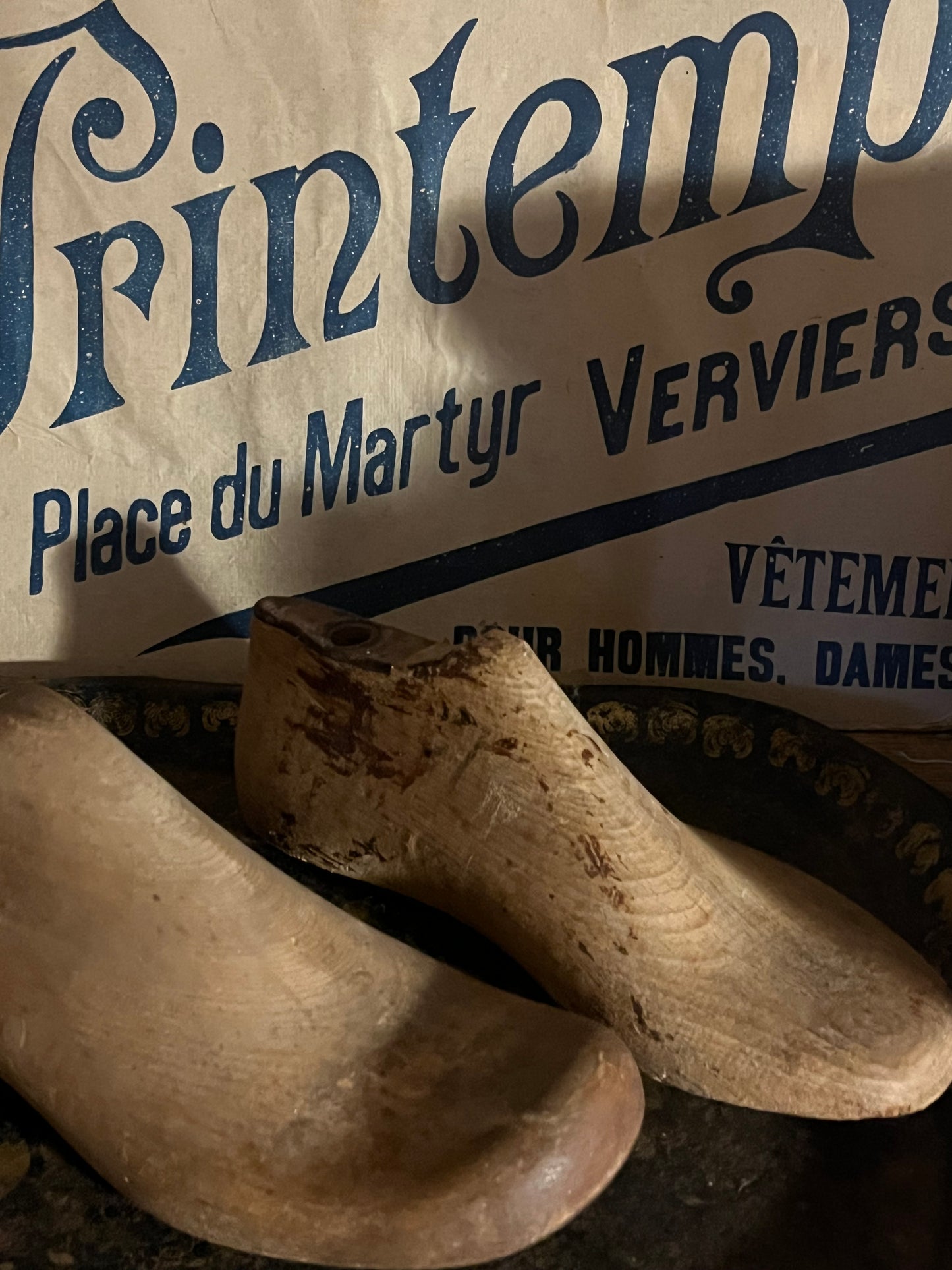 2 große, schwere Holz-Schuhleisten aus Belgien
