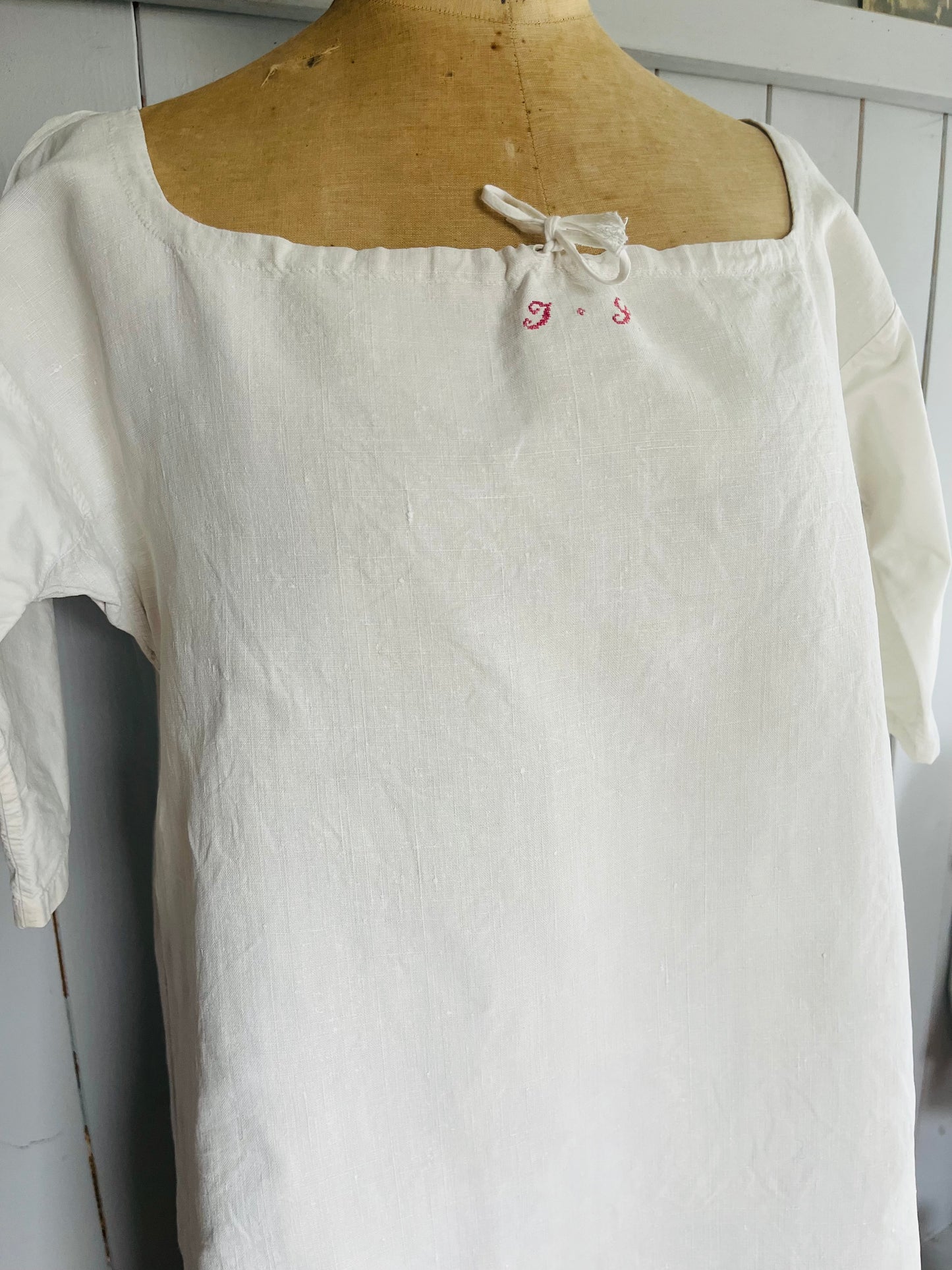 Altes, französisches Kleid mit Monogramm, sattes Leinen, L