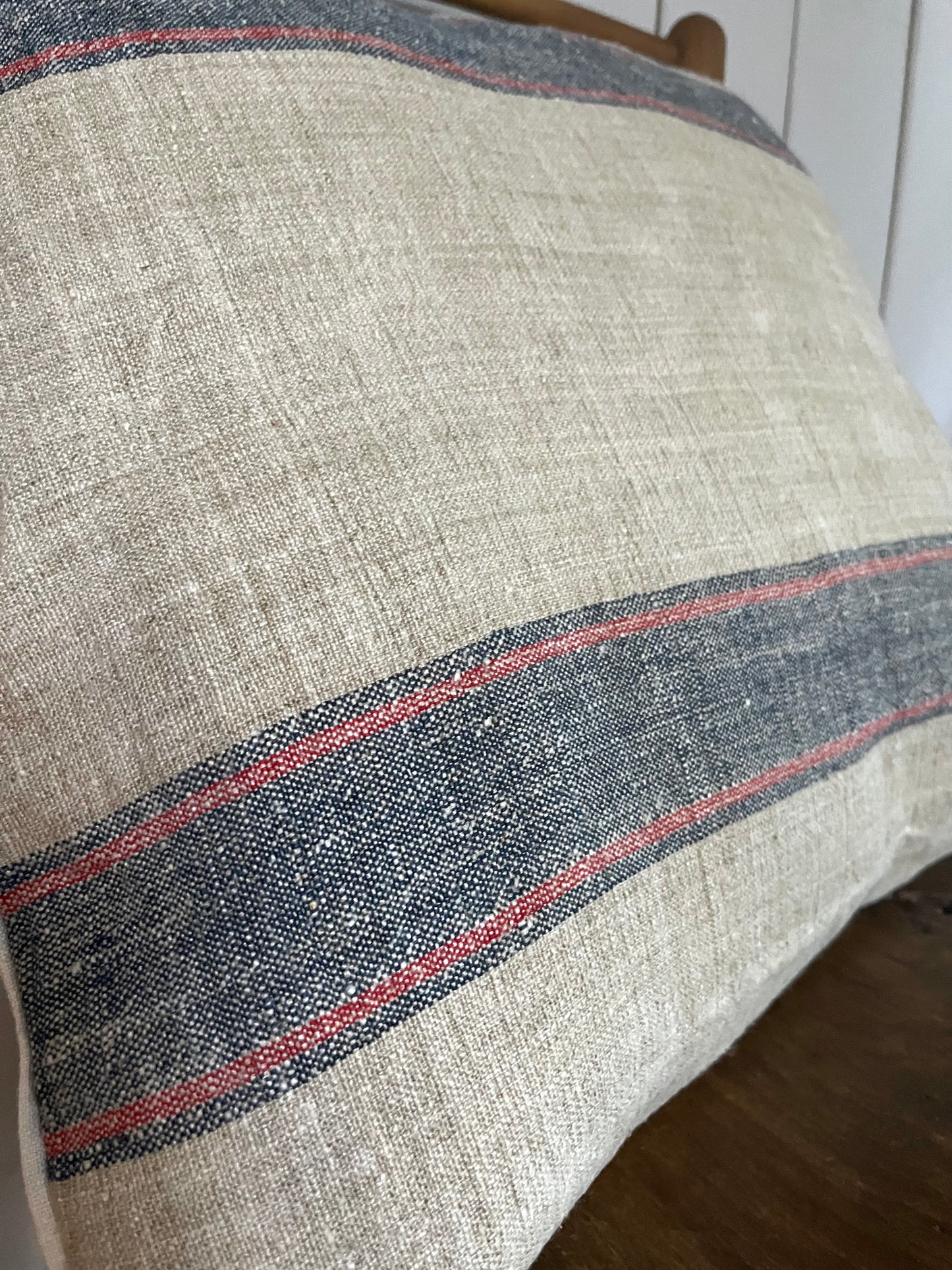 Blau/Rot gestreift: Vintage Kissen aus altem Leinensack 50 x 50