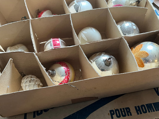 Großer Karton Weihnachtsschmuck von ca. 1940