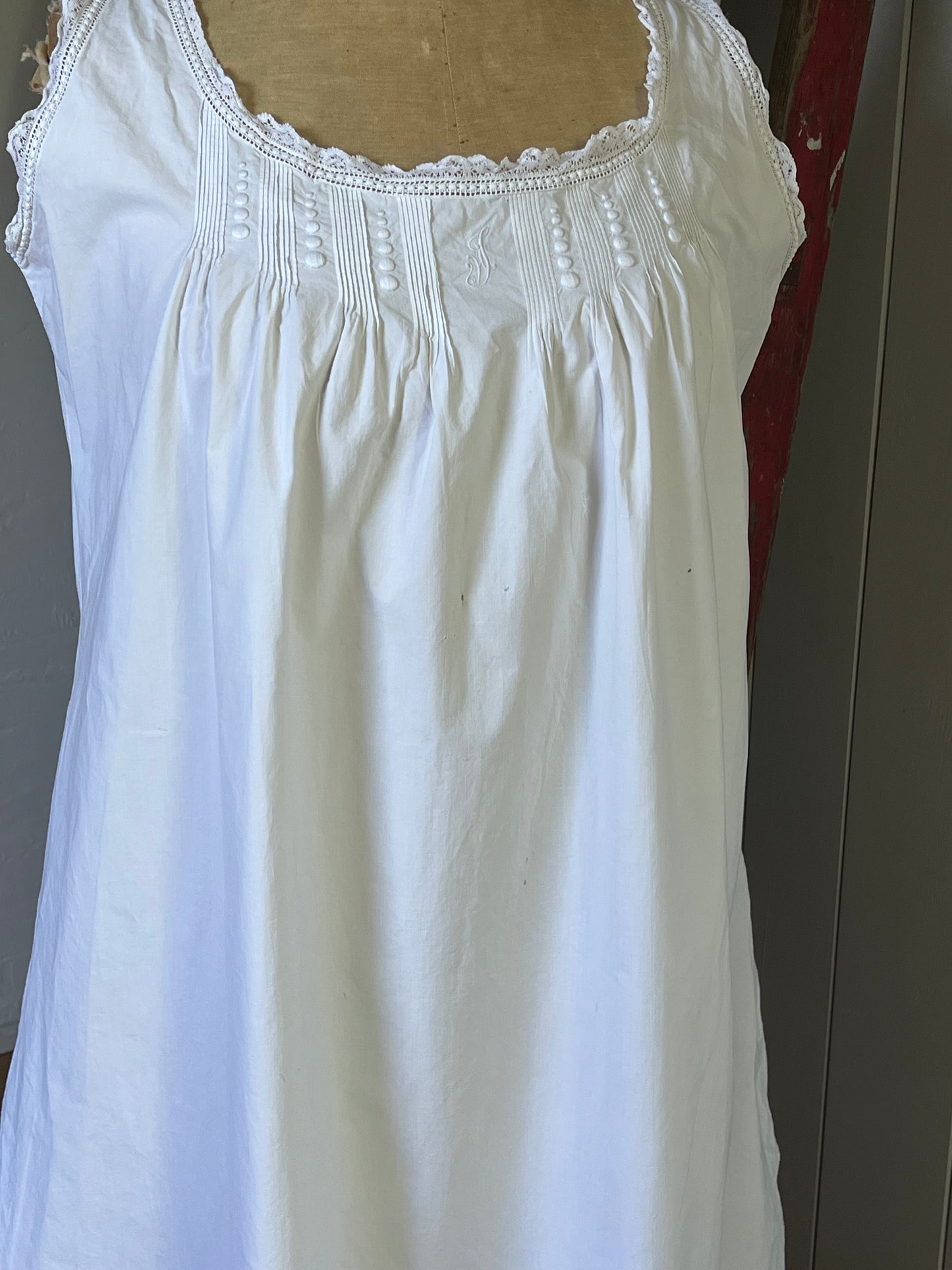 Feines Kleid aus Frankreich mit Monogramm, Spitze und Mängeln