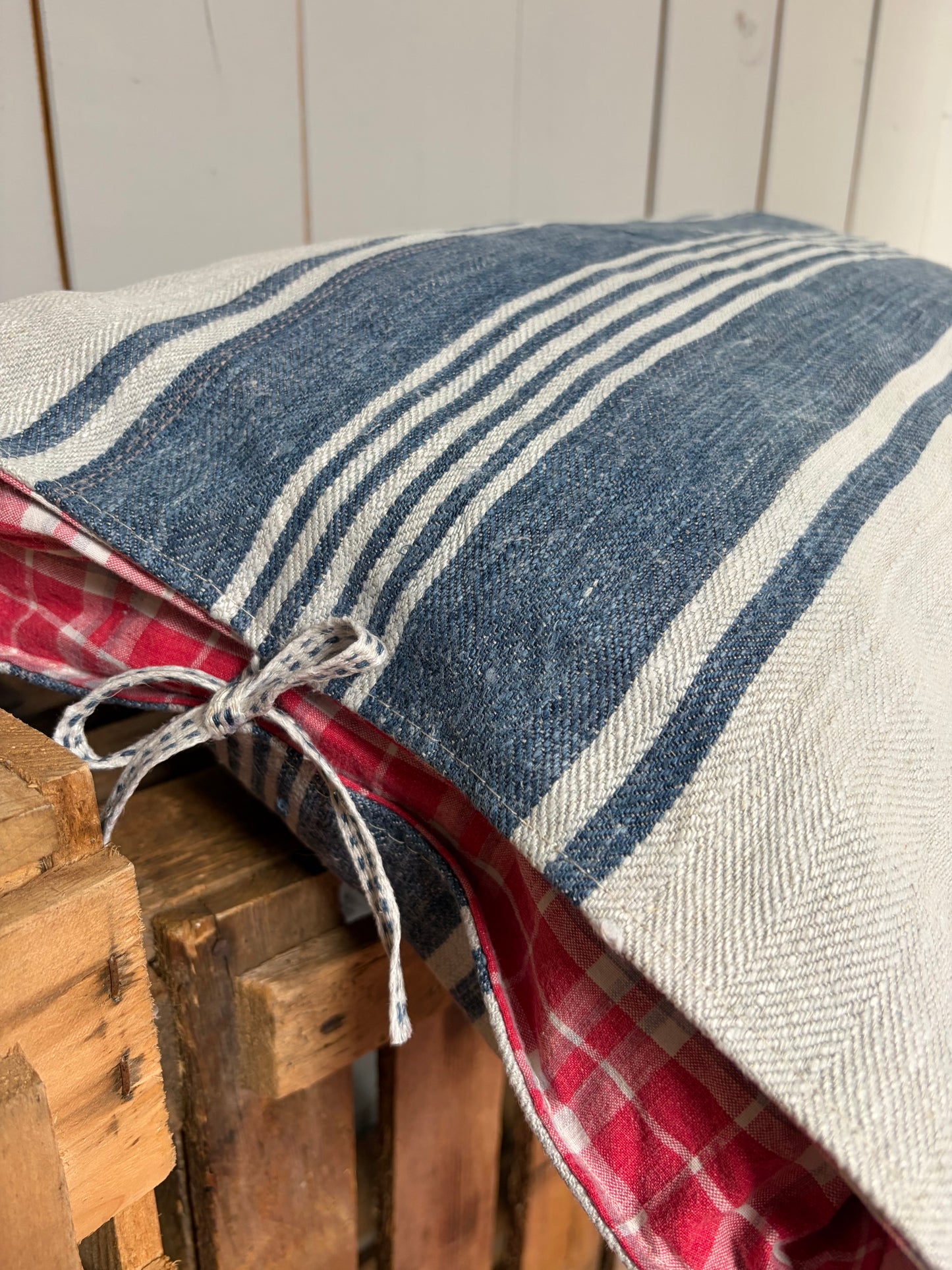 Großer Kissenbezug blau gestreift Fischgrätleinen mit Hotelverschluss 60 x 40