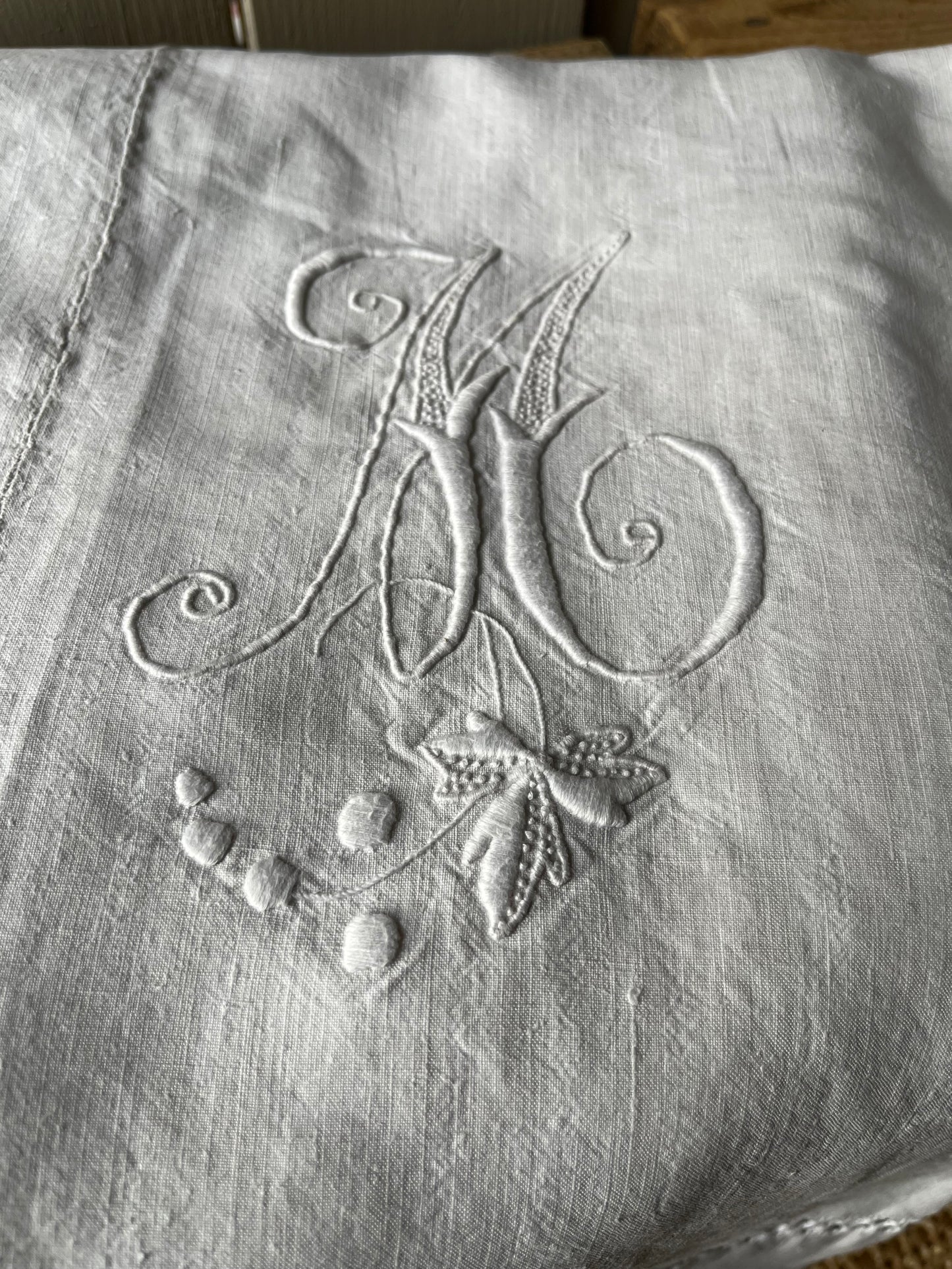 XL Leinen Laken aus Frankreich mit großem Monogramm und Hohlsaum