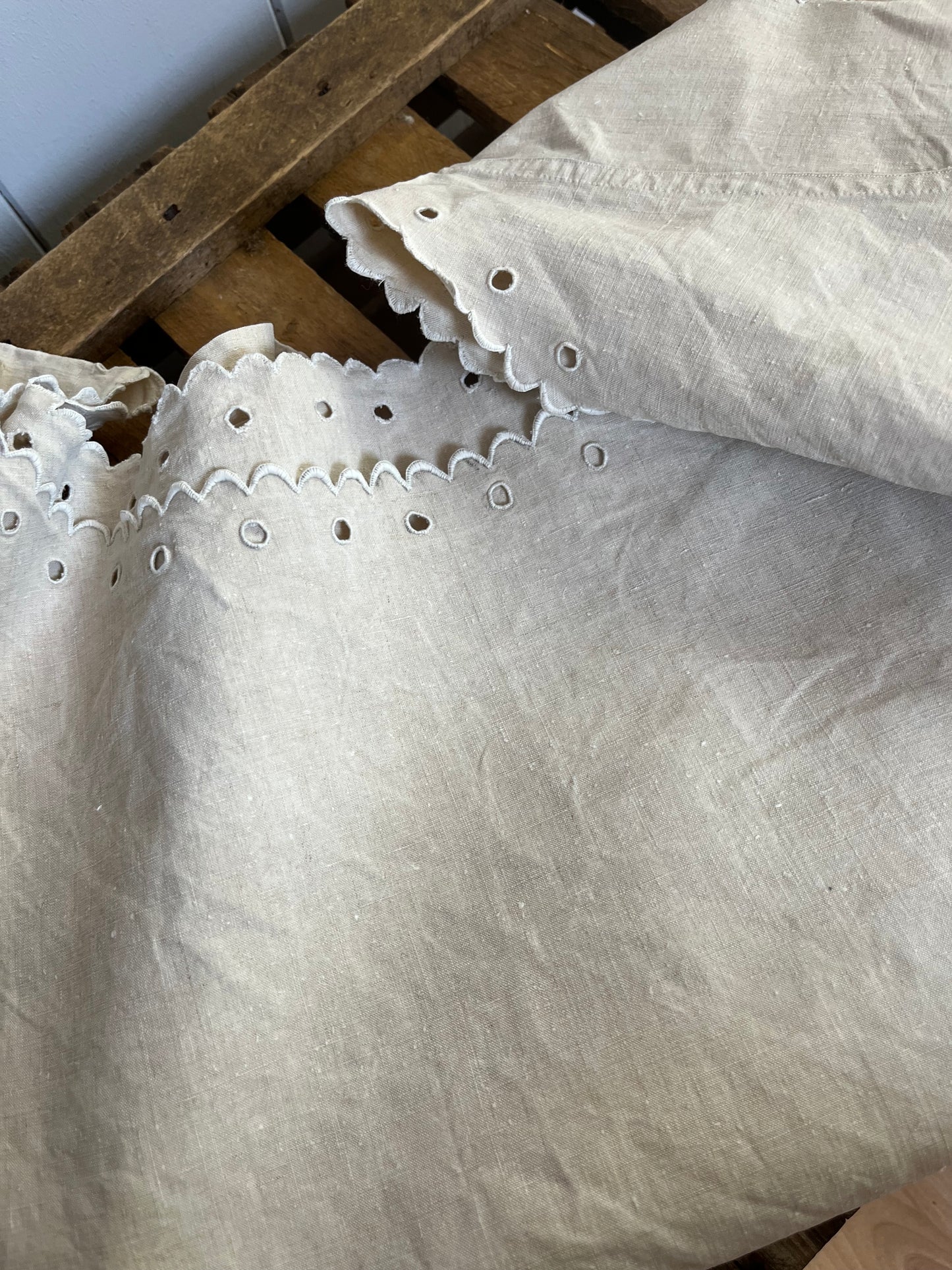altes Leinenkleid aus Frankreich, Naturfarben, mit Bogenkante und Lochstickerei.