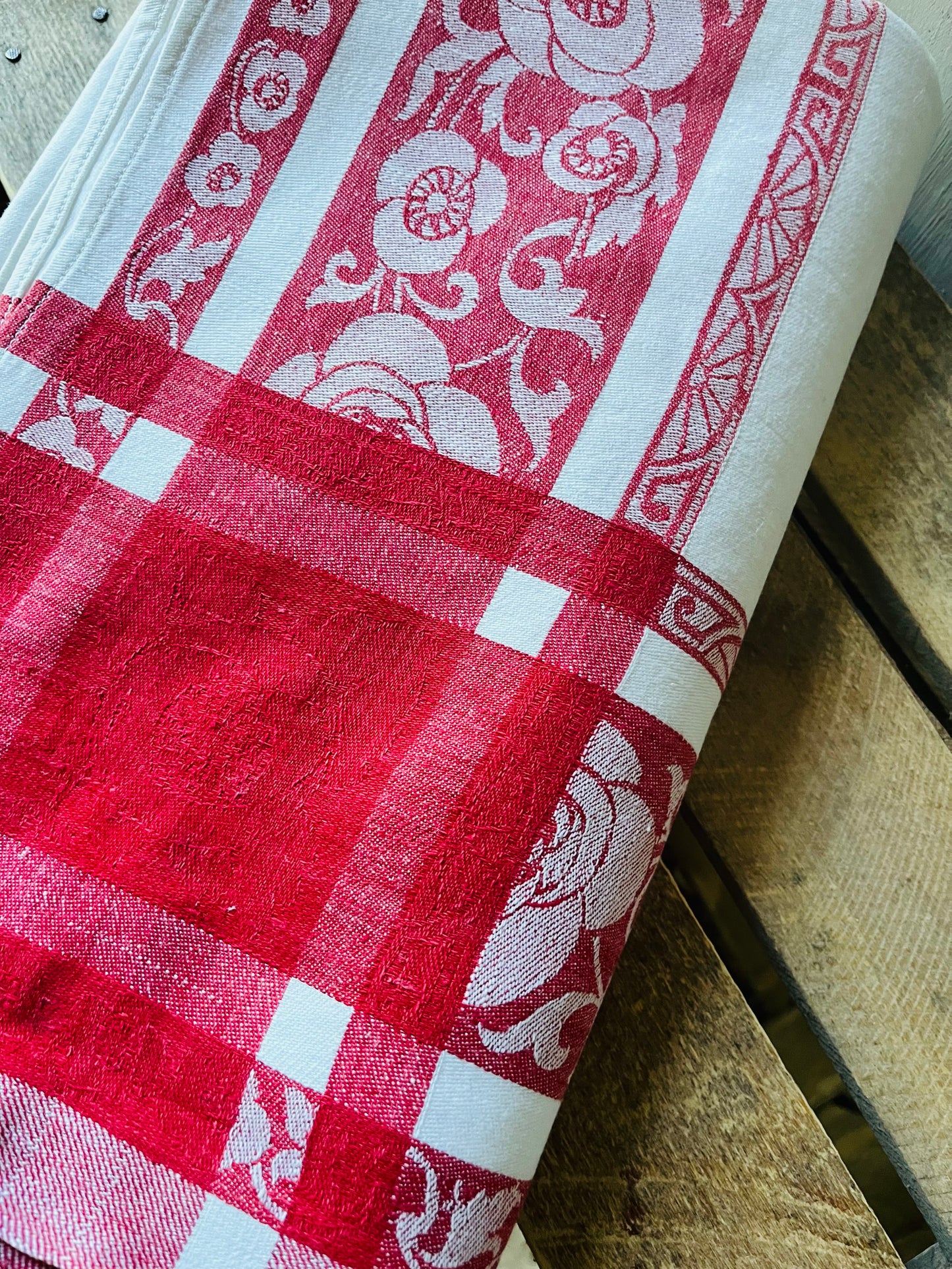 Französische Damastdecke Rot/Weiß 155 x 130