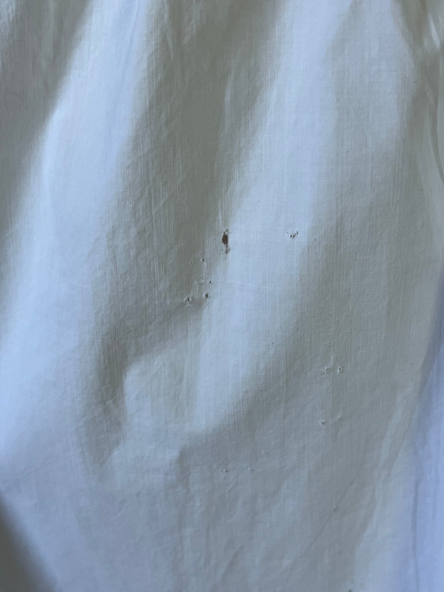 Feines Kleid aus Frankreich mit Monogramm, Spitze und Mängeln