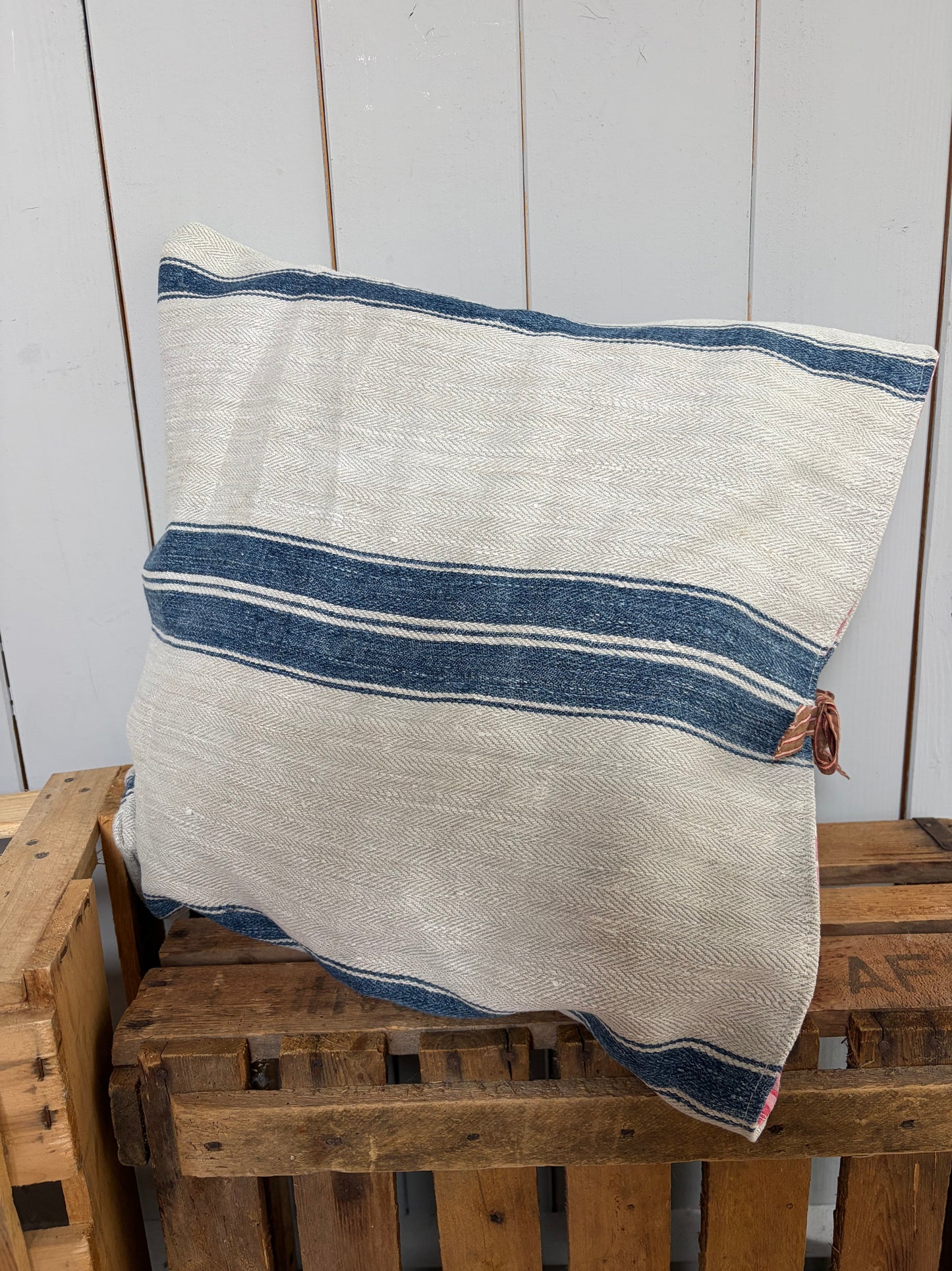 Kissenbezug blau gestreiftes Fischgrätleinen mit rot kariertem Hotelverschluss 50 x 50