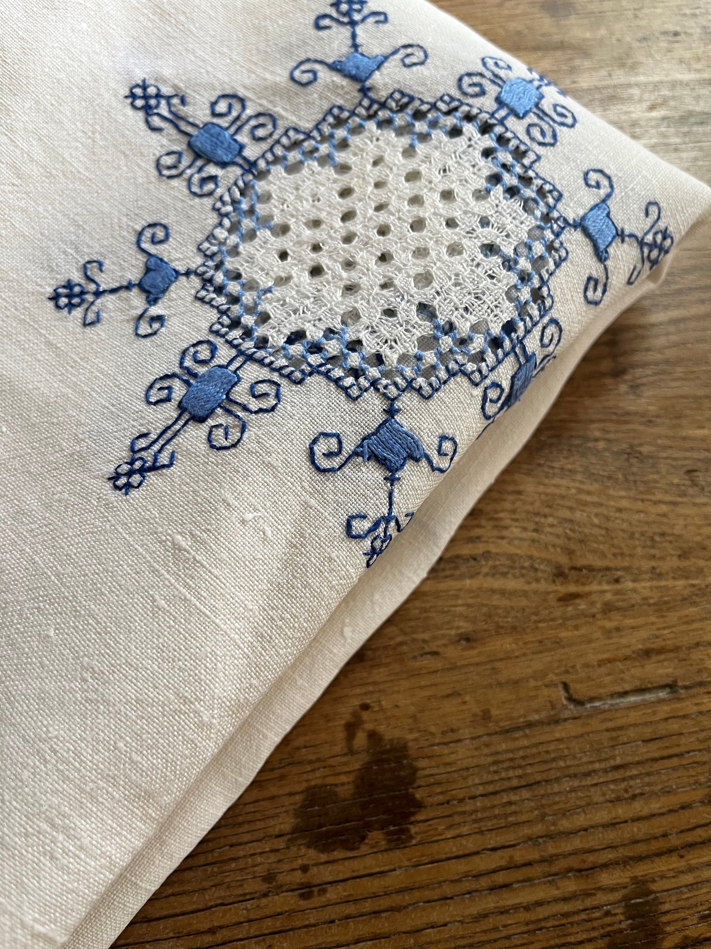Handarbeit in Blau/Weiß: Leinendecke in bestem Zustand 135 x 130