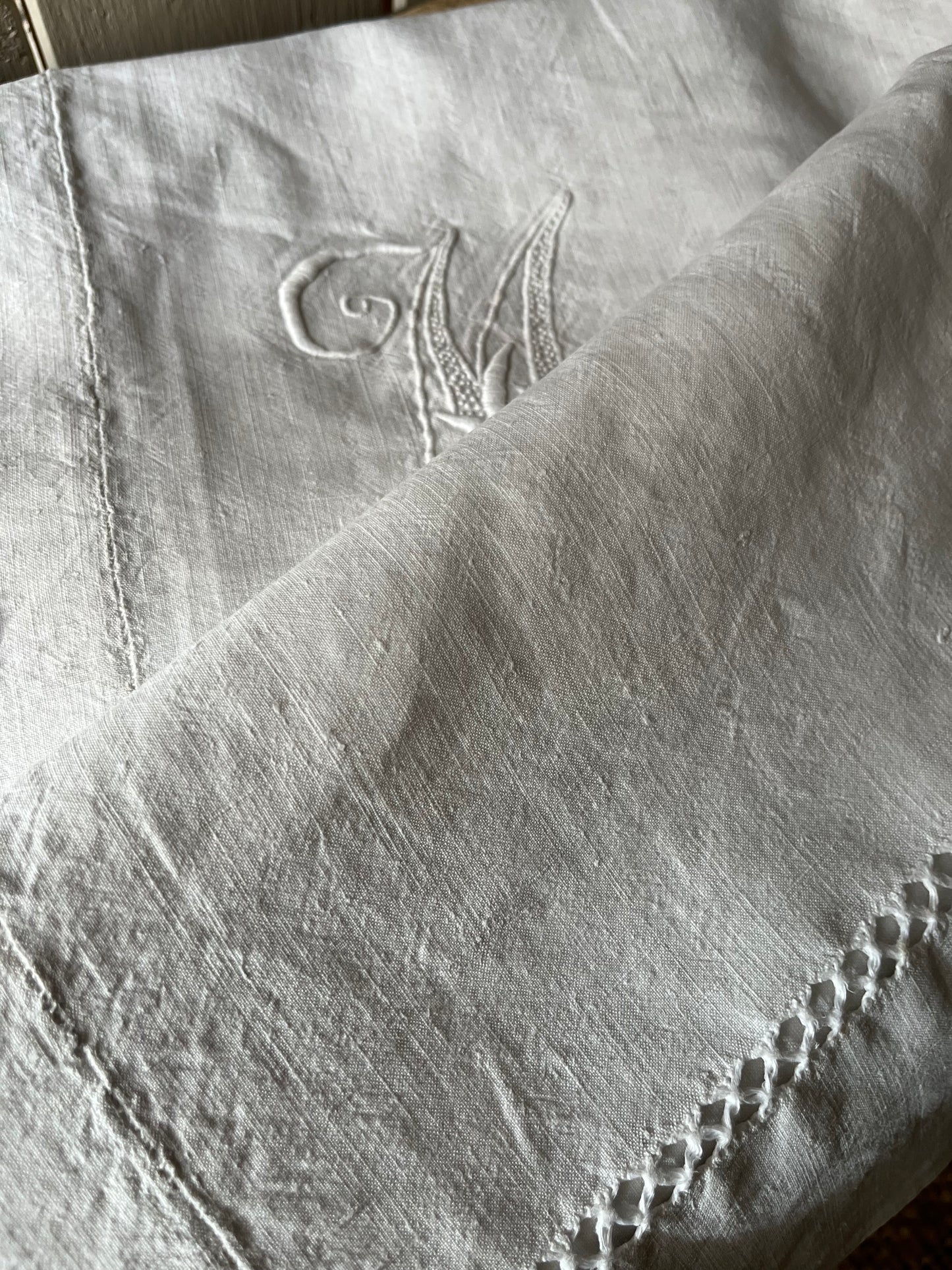 XL Leinen Laken aus Frankreich mit großem Monogramm und Hohlsaum