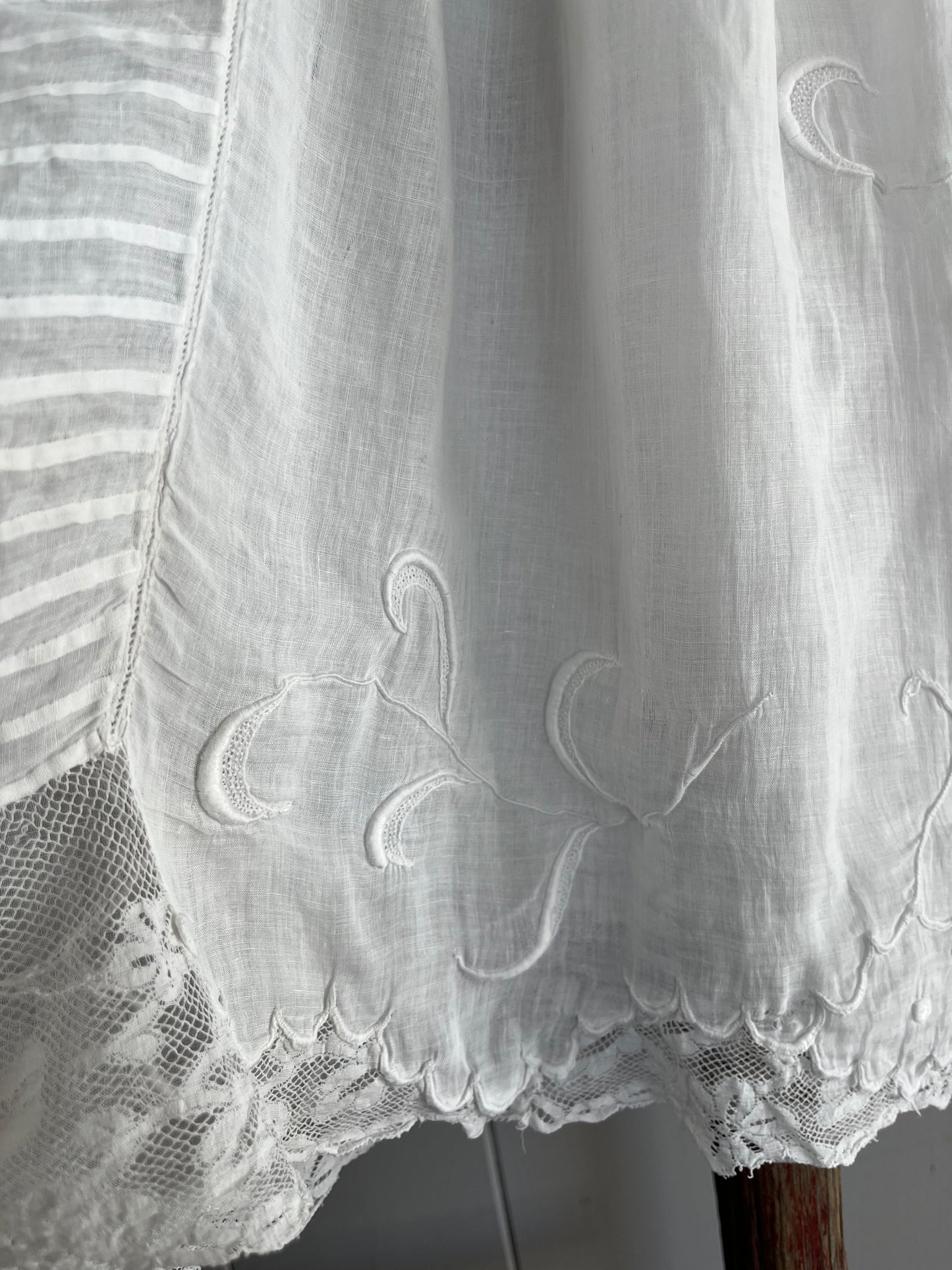Absolute Rarität: Mademoiselles delikates Kleid mit Blüten und Spitze