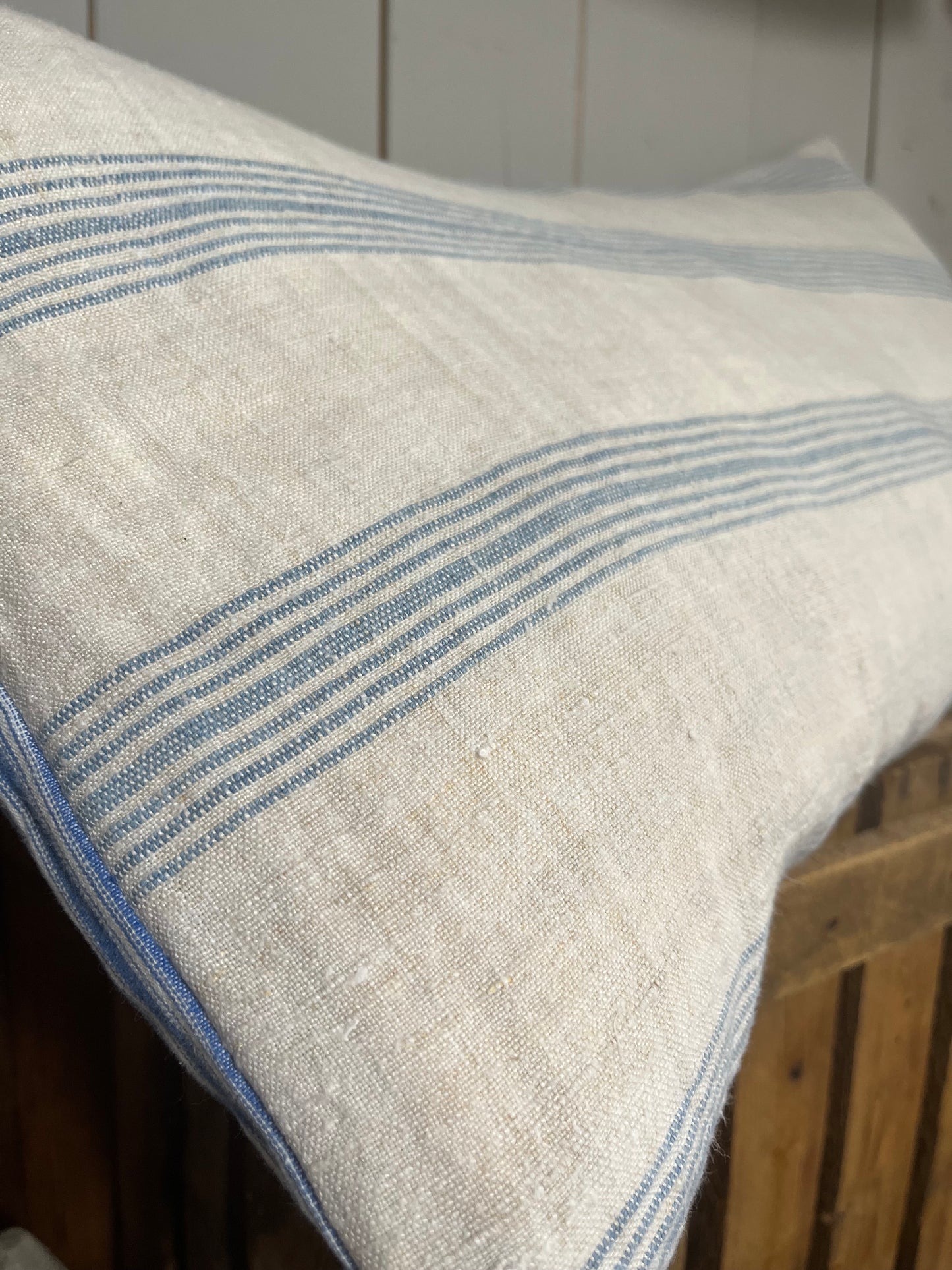 Großes Kissen blau/weiß 70 x 40 aus altem Leinen