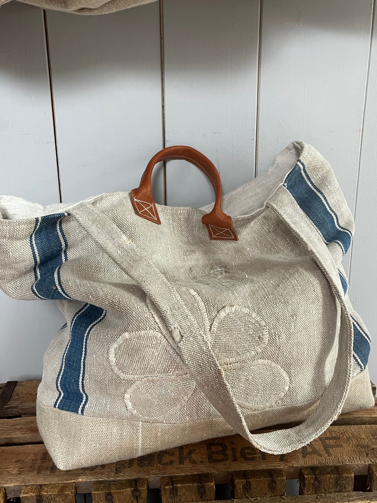 Very Vintage: Große Tasche aus altem Leinensack mit Streifen und Blüten