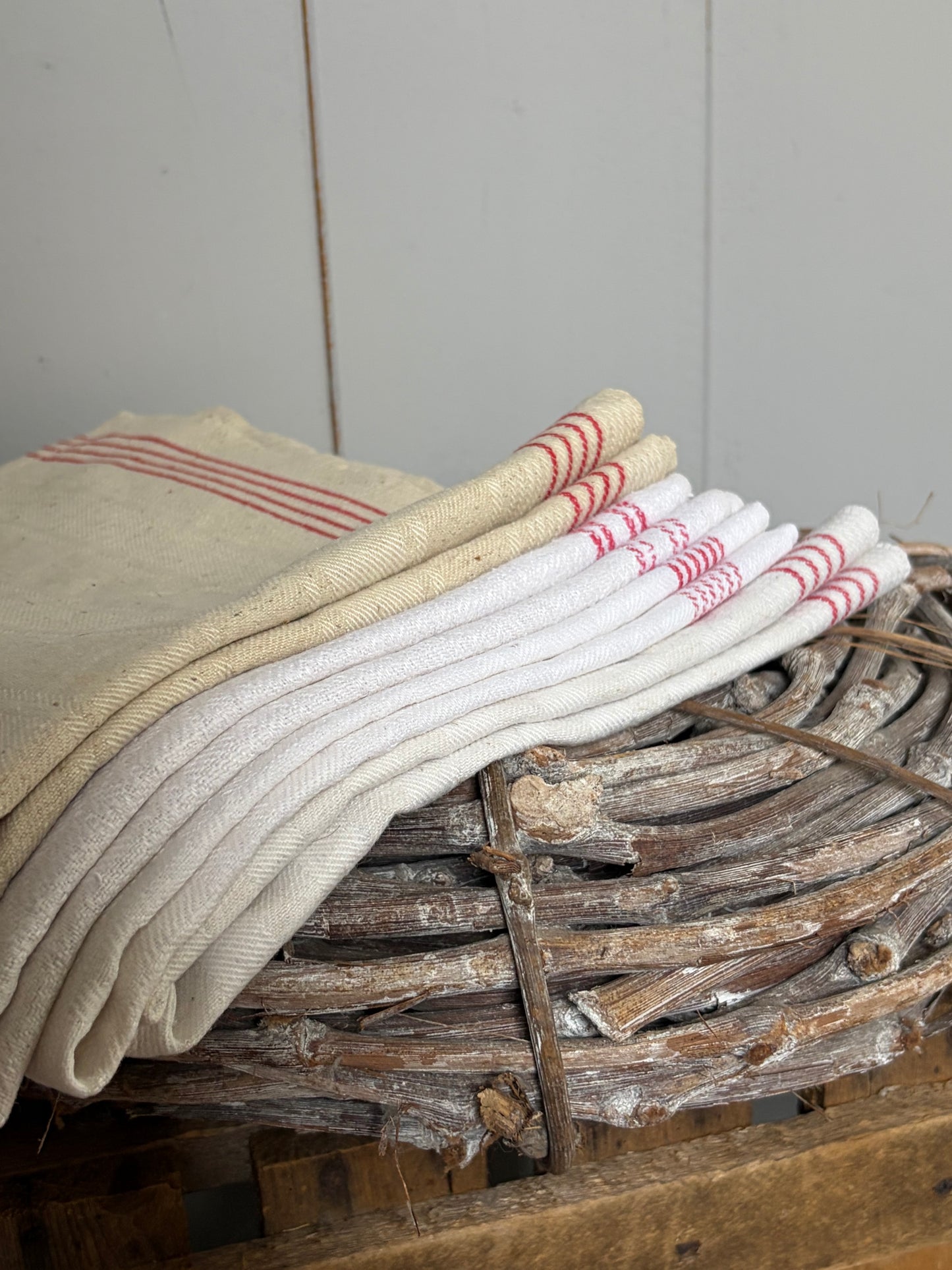Set: 4 große Vintage Leinentücher mit roten Streifen
