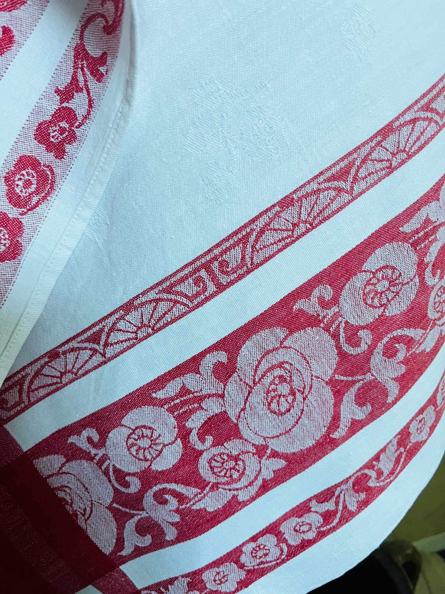Französische Damastdecke Rot/Weiß 155 x 130
