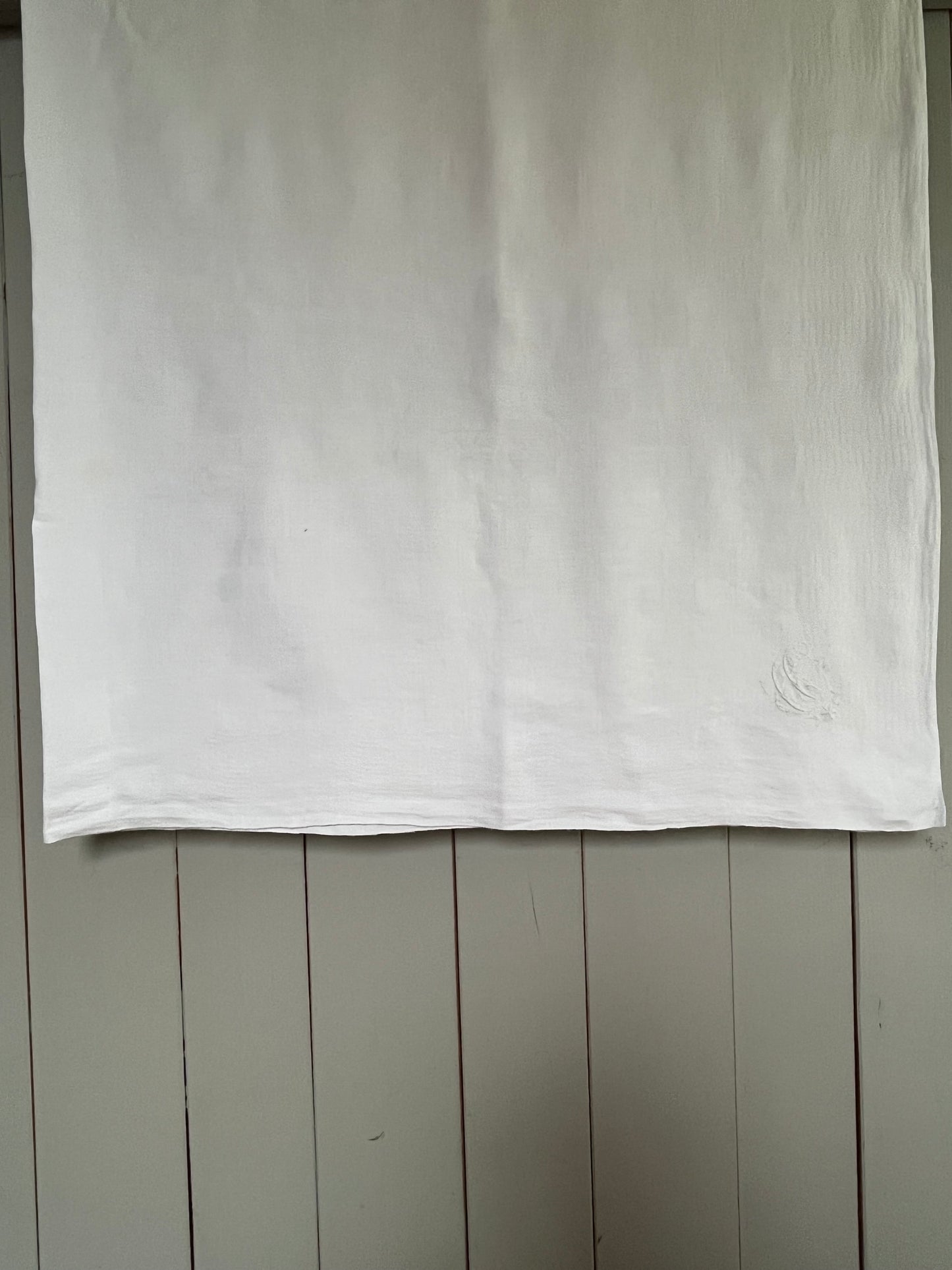 Alte Tischdecke Damast mit elegantem Monogramm „D“ 160 x 115 - kleine Defekte