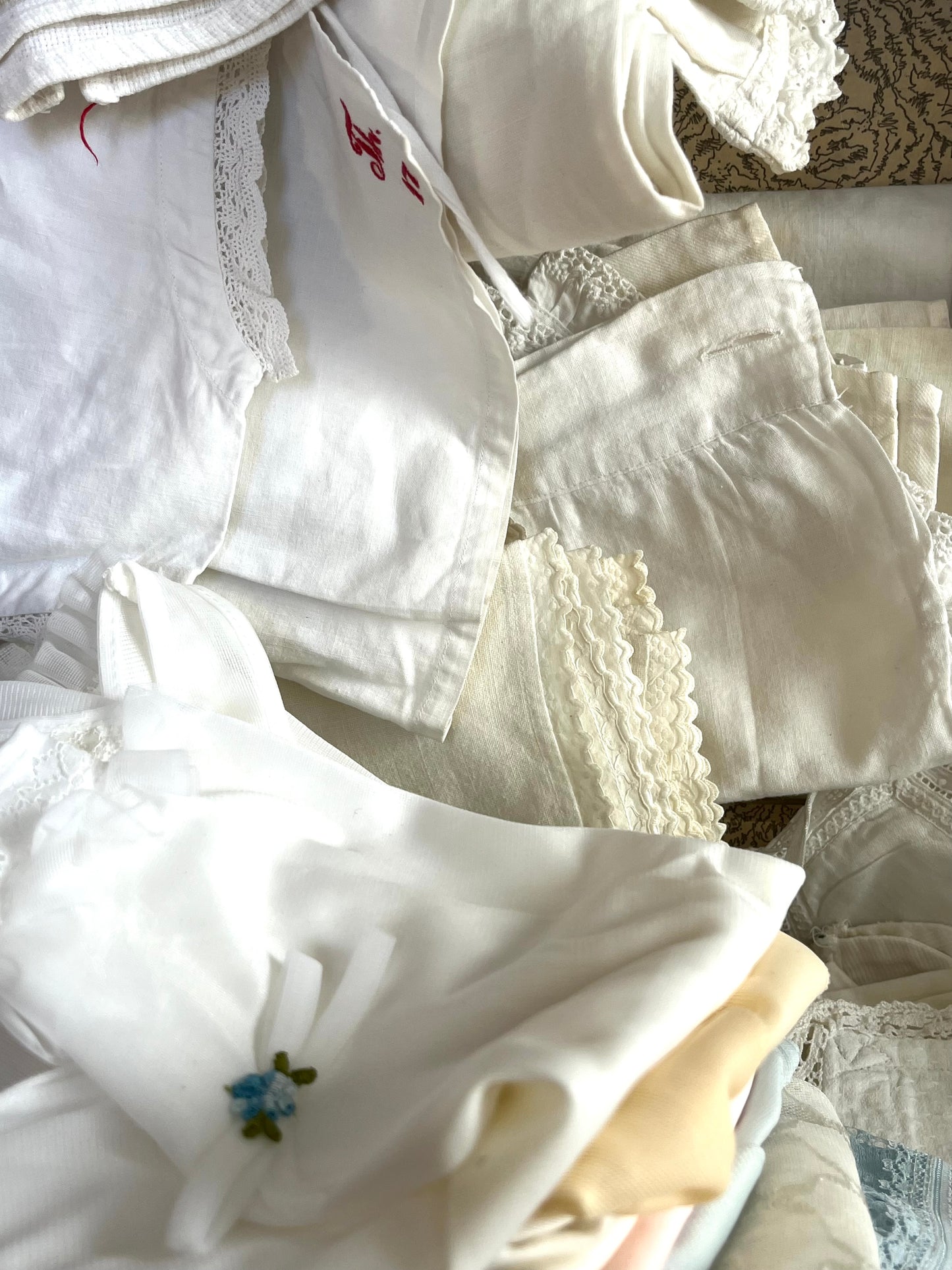Große Sammlung alte Kinderkleidung in einem Koffer circa 50 Teile aus den 1940er Jahren
