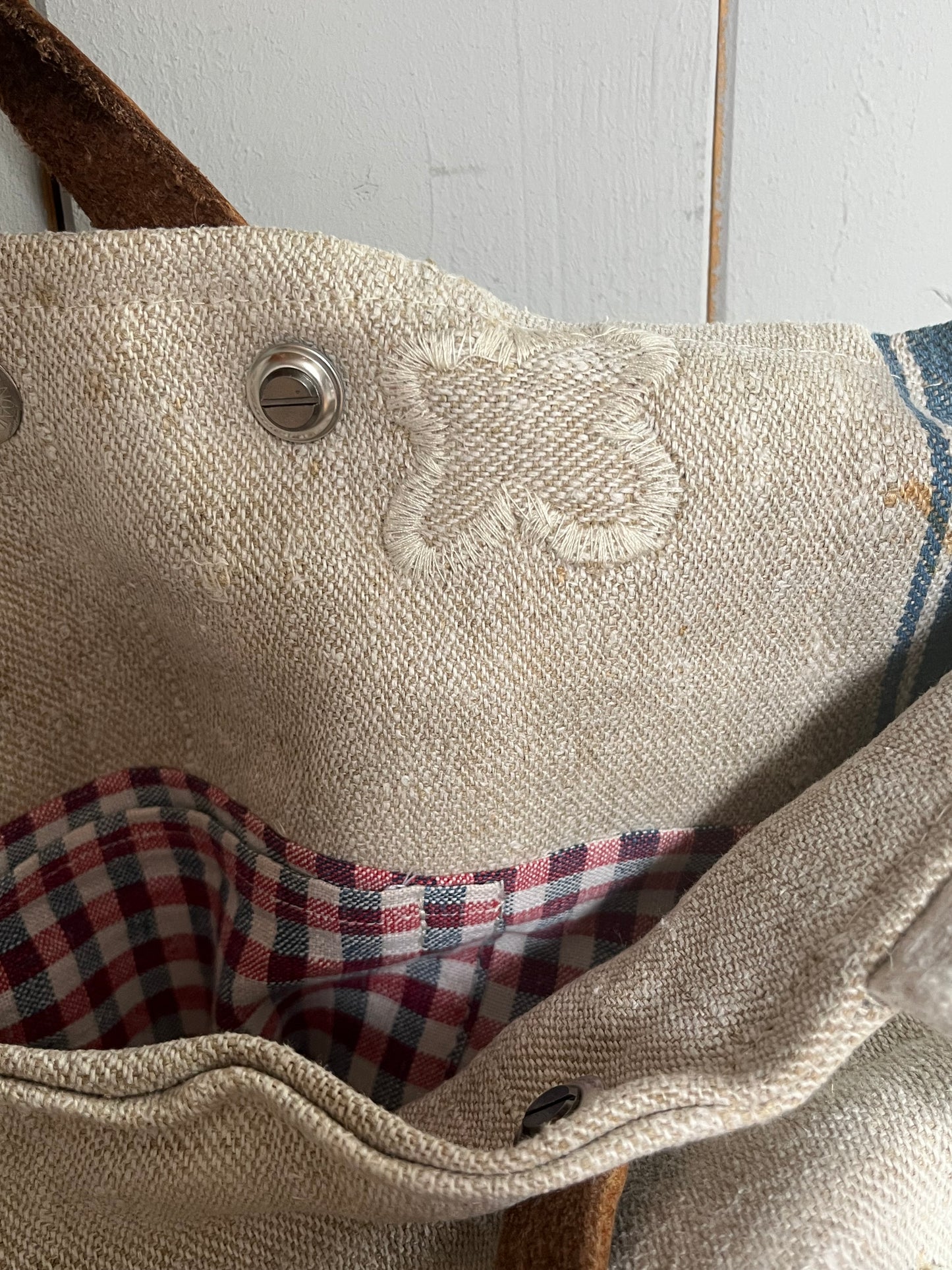 Very Vintage: Große Tasche aus altem Leinensack mit Streifen und Blüten