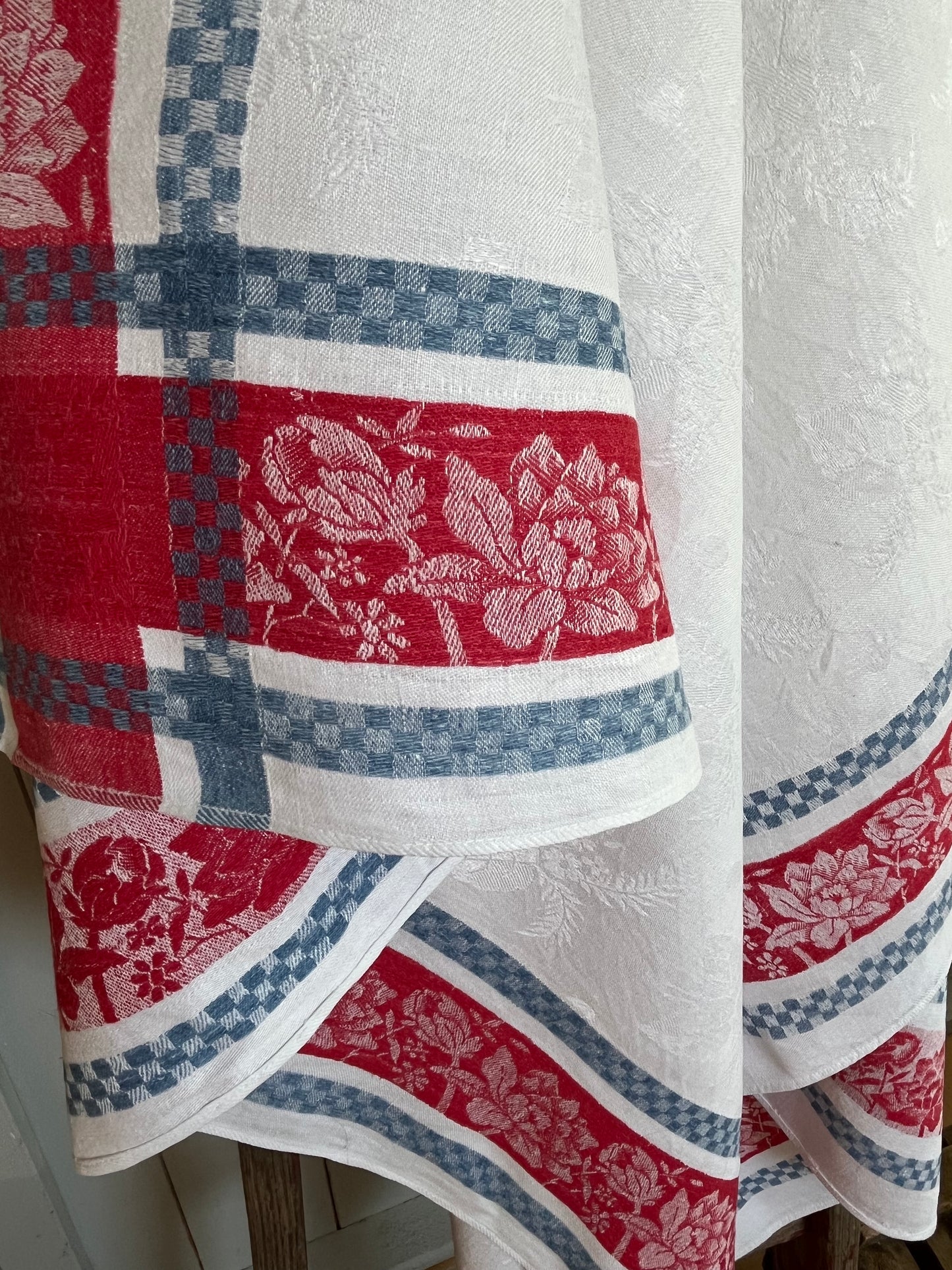 Prachtstück für die Tafel: Leinen Damast Decke in Blau /Weiß/Rot 126 x 126
