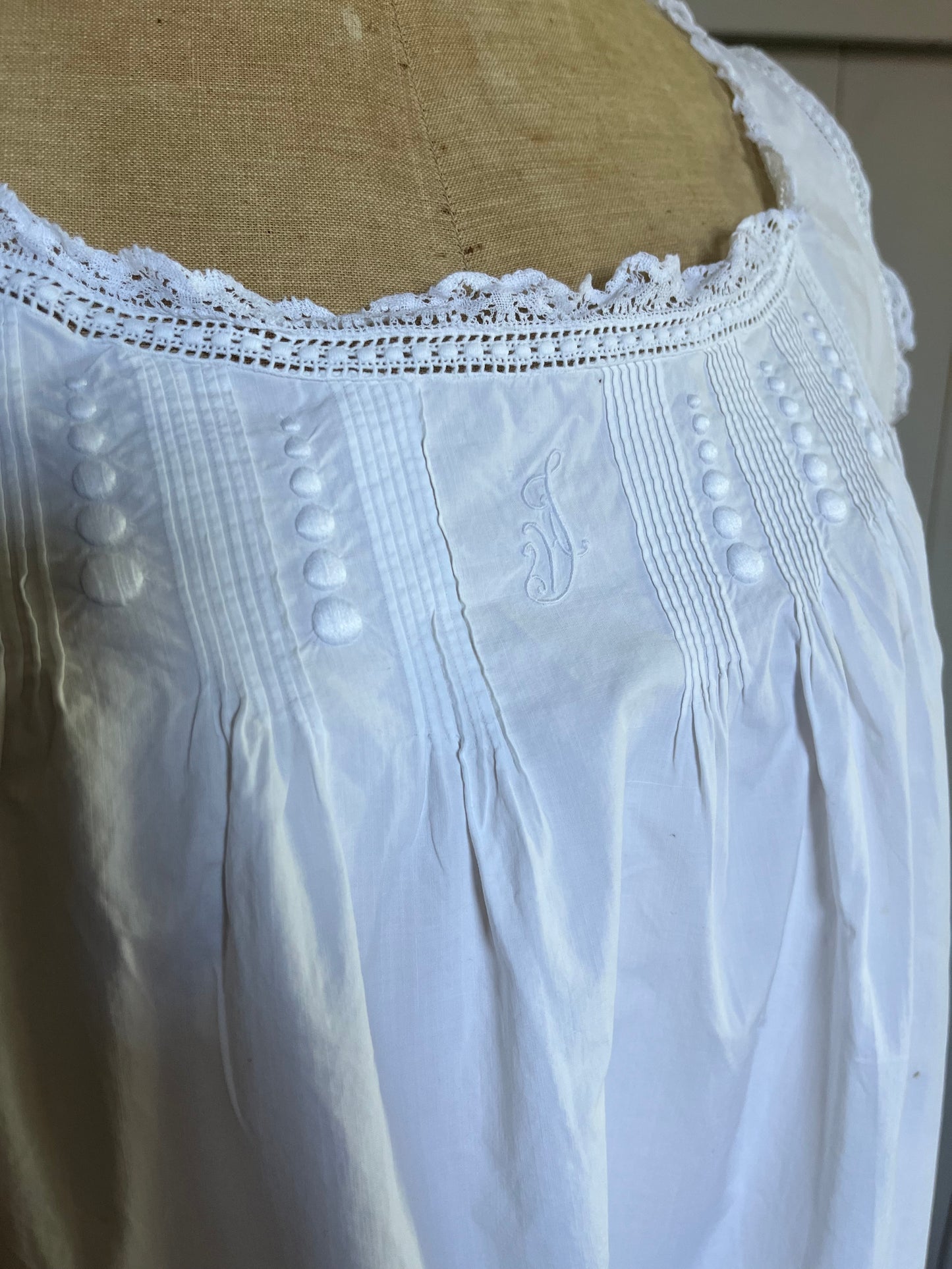 Feines Kleid aus Frankreich mit Monogramm, Spitze und Mängeln