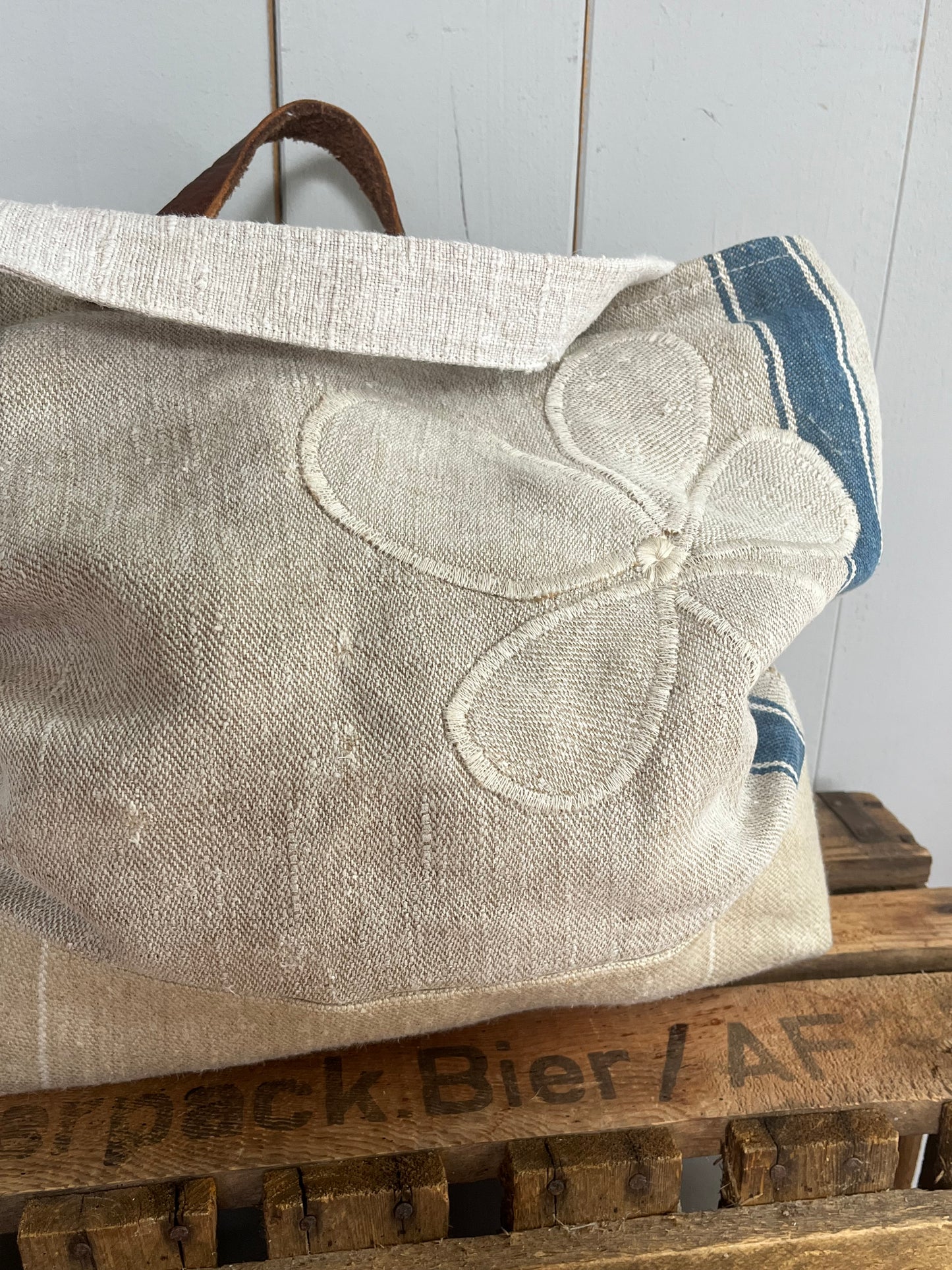 Very Vintage: Große Tasche aus altem Leinensack mit Streifen und Blüten