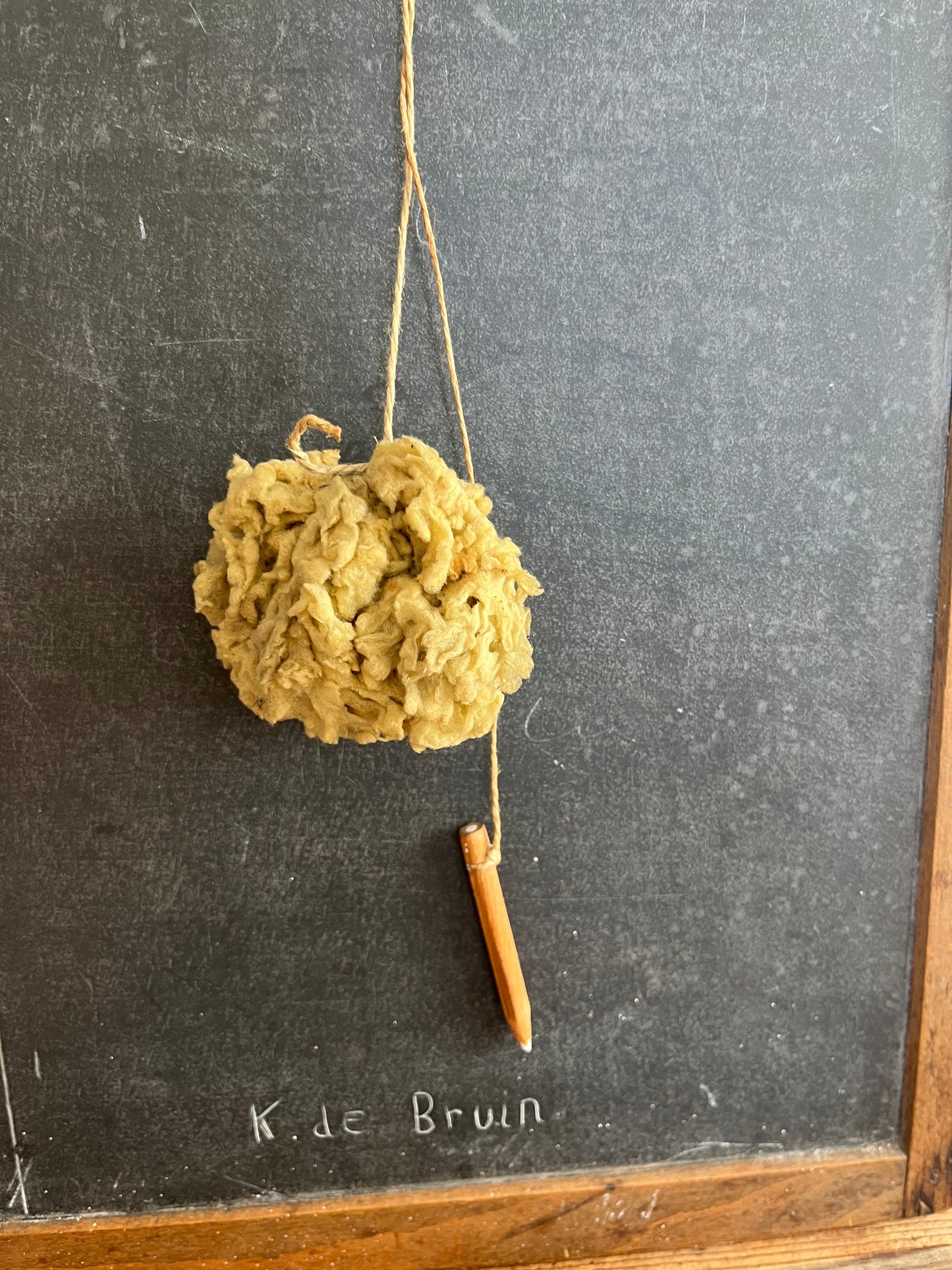 Alte Schultafel aus Belgien mit Holz gerahmt - schwer