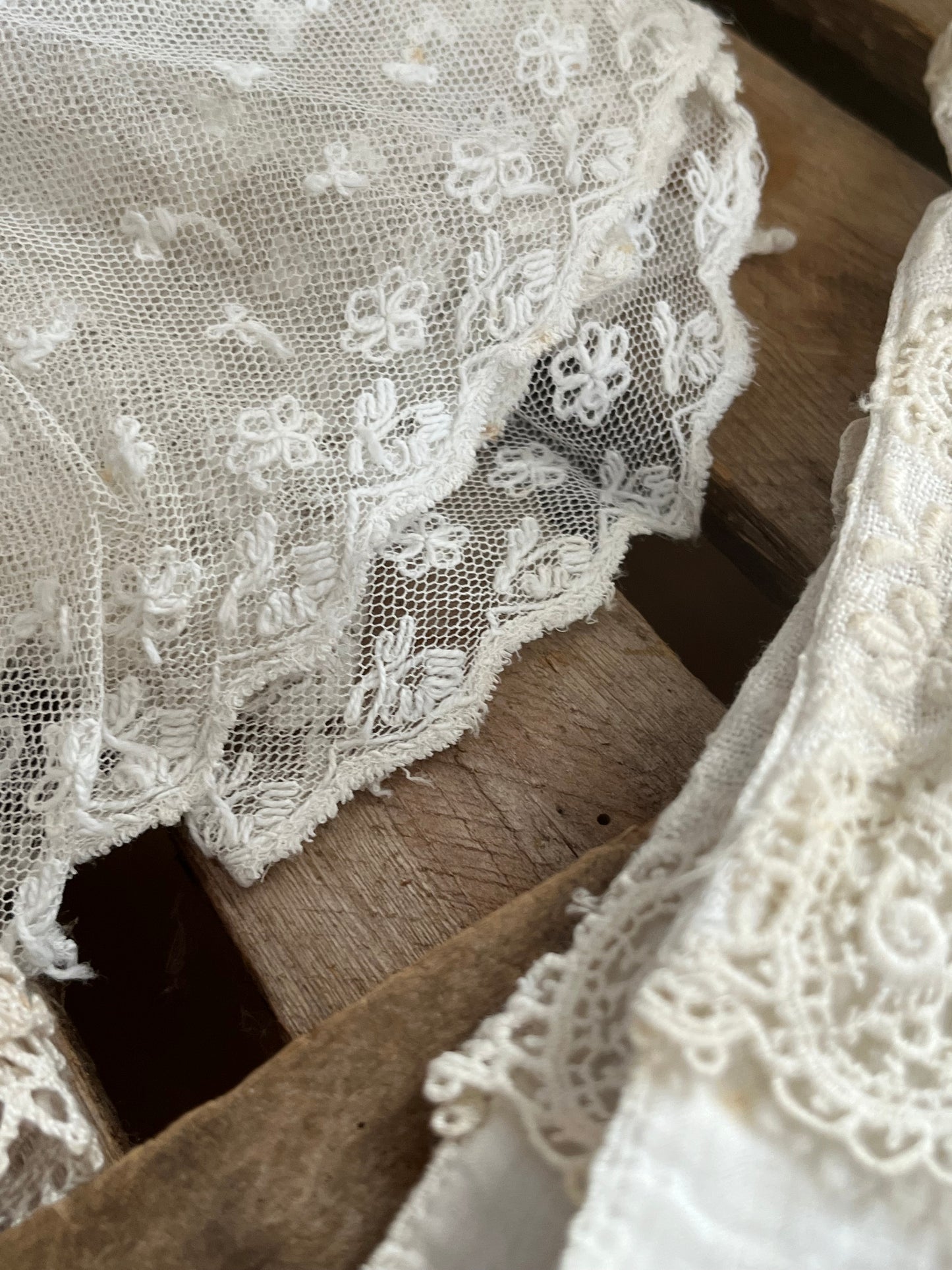 Sammlung alte Spitzenbänder handgefertigt aus Belgien