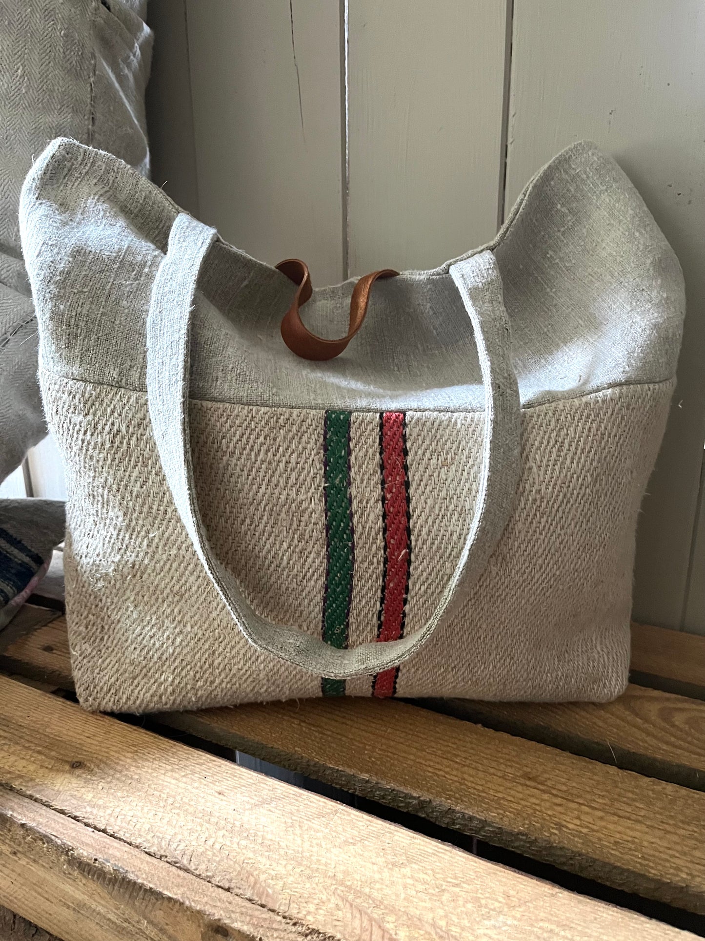 Gestreift: Große Tasche aus altem Leinensack mit Streifen