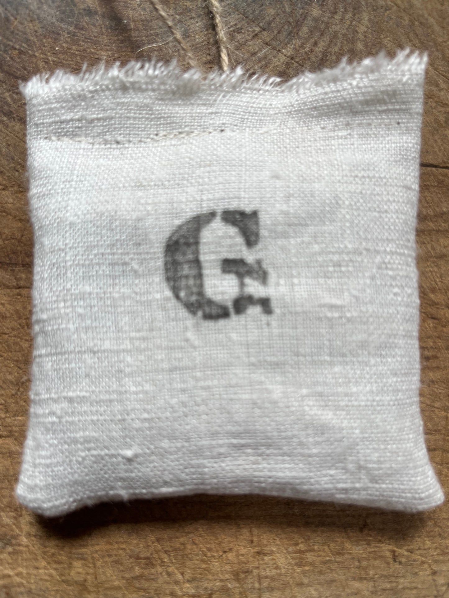 Monogramm Lavendelkissen aus Bauernleinen