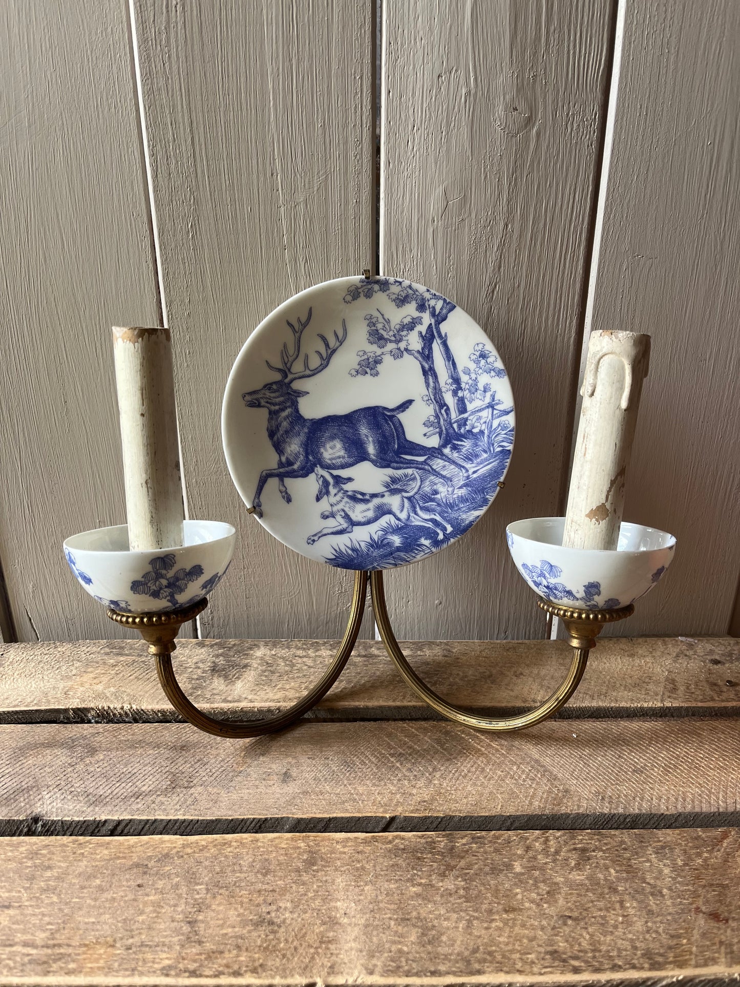 Seltene Wandlampe mit Hirschmotiv auf Porzellan aus Frankreich