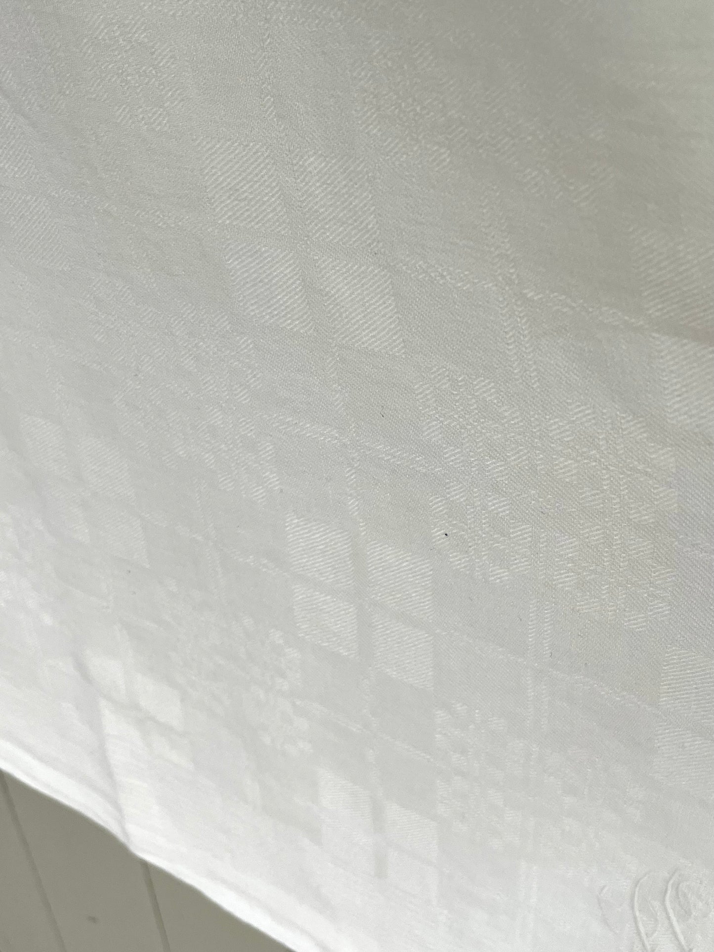 Alte Tischdecke Damast mit elegantem Monogramm „D“ 160 x 115 - kleine Defekte