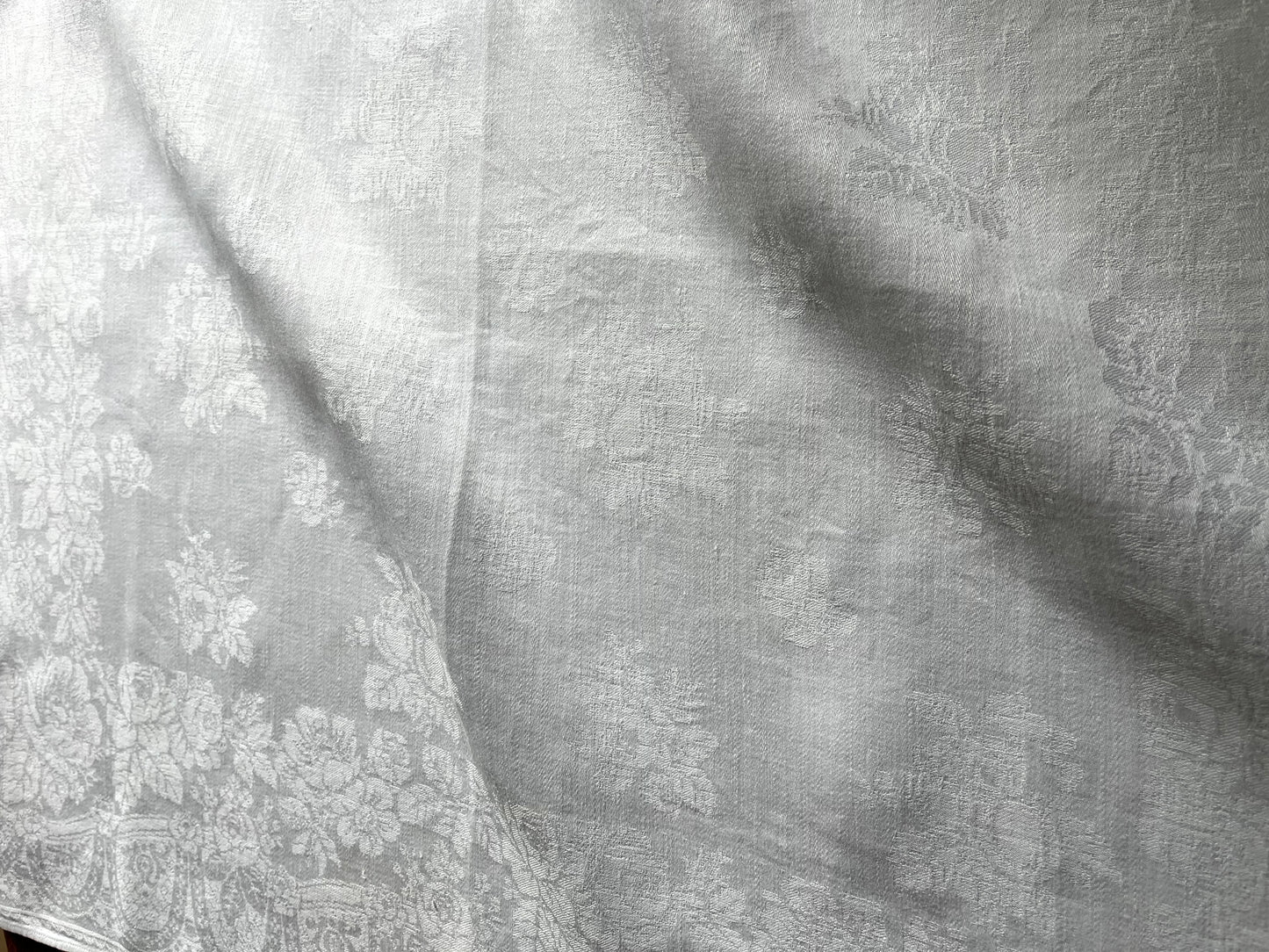 Leinendecke Serviette aus Frankreich mit Prunkdamast und Monogramm