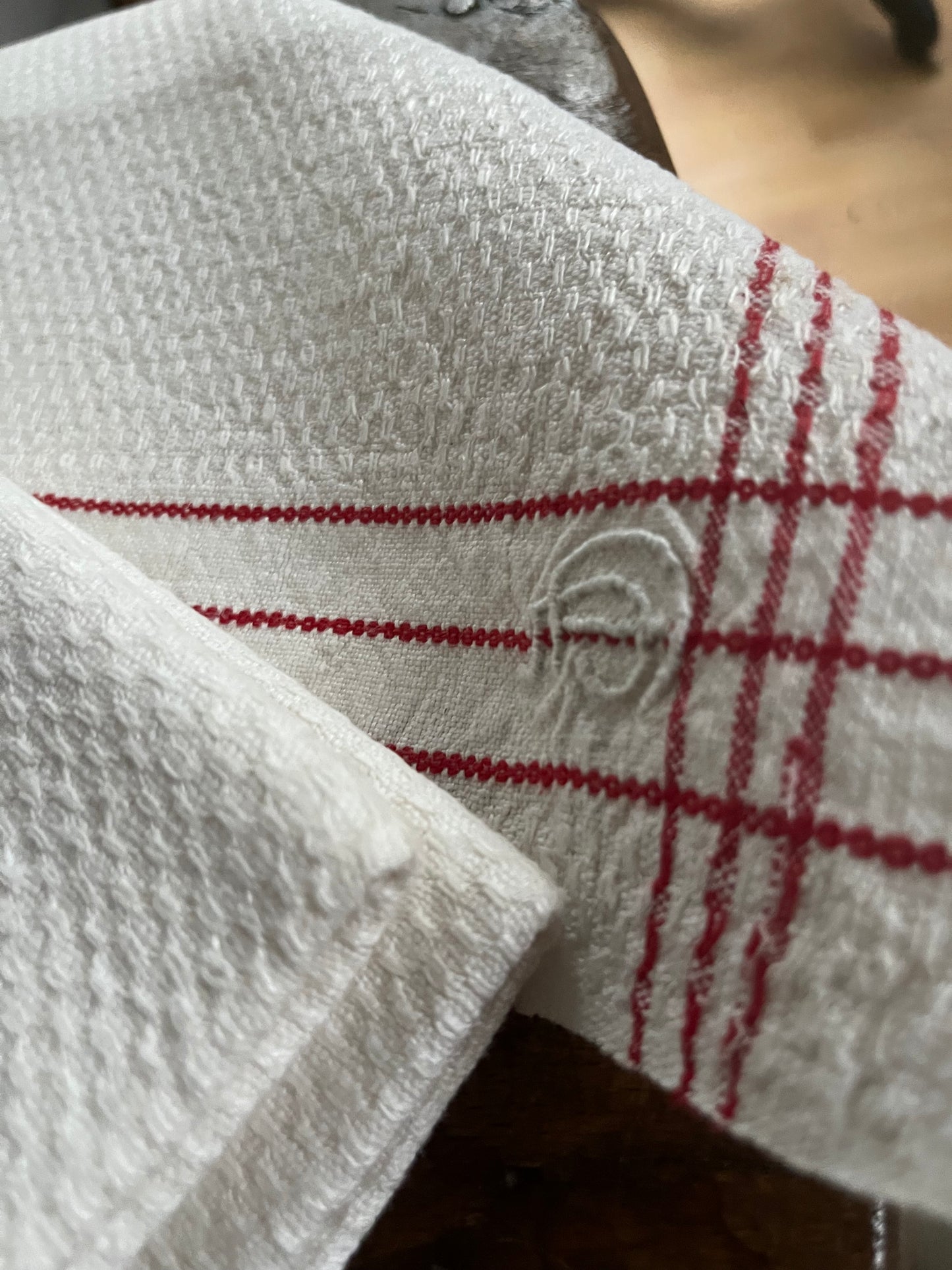 Großes Tuch aus Bauern Leinen mit Struktur 98 × 43 cm, Monogramm und rote Streifen