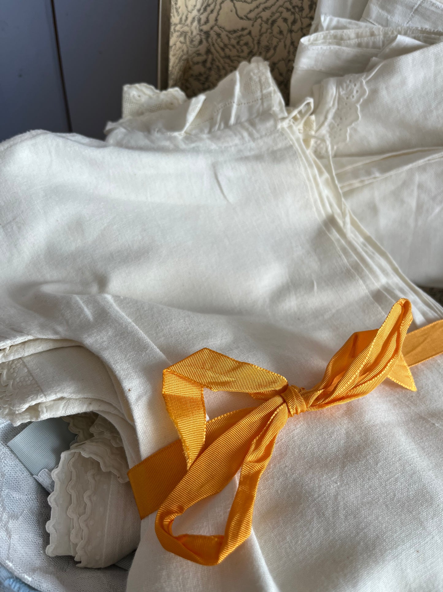 Große Sammlung alte Kinderkleidung in einem Koffer circa 50 Teile aus den 1940er Jahren