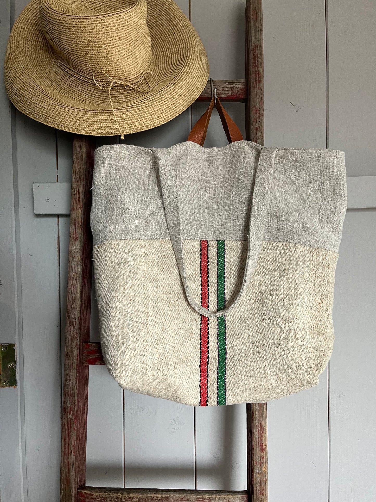Gestreift: Große Tasche aus altem Leinensack mit Streifen