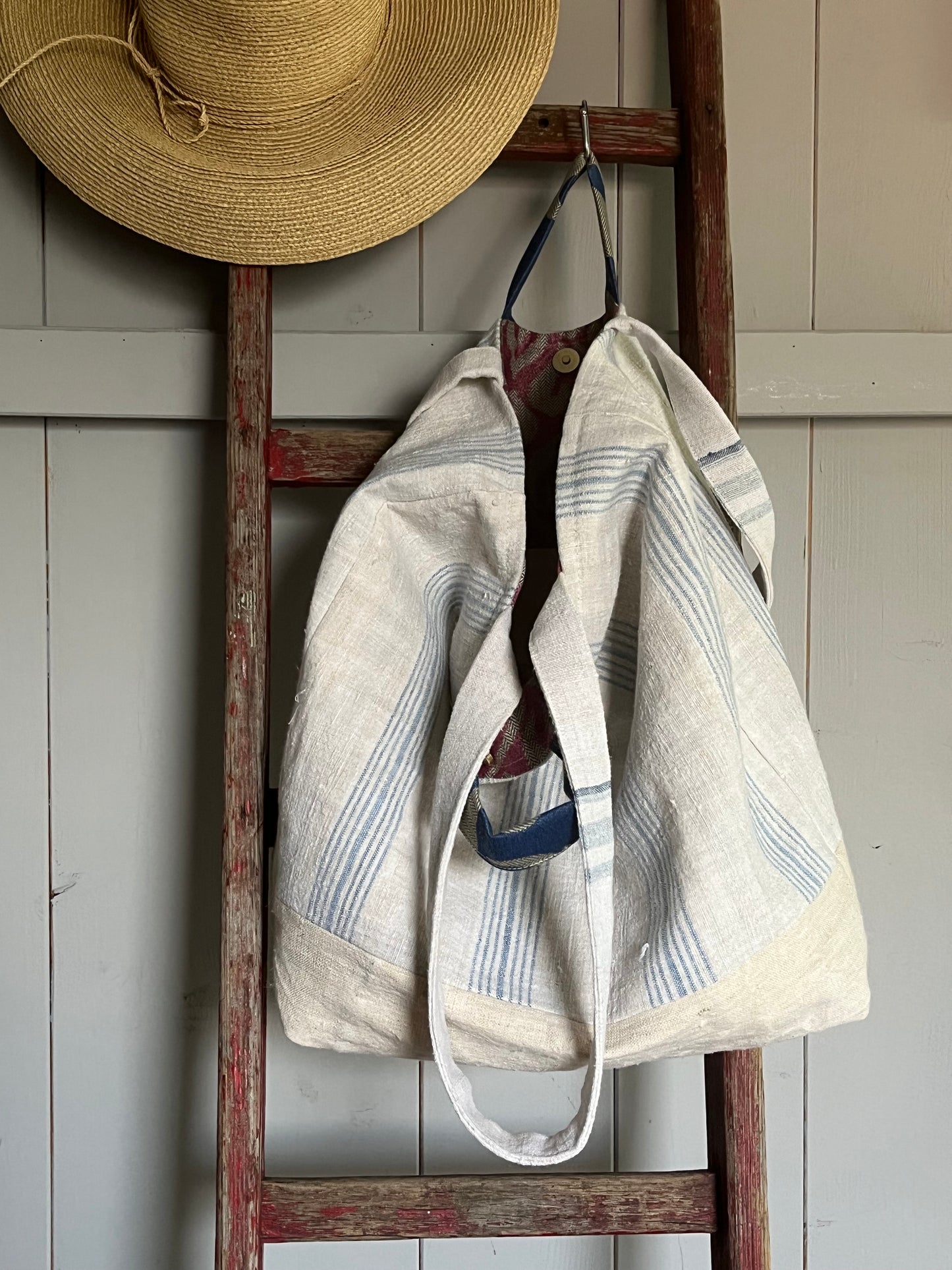 Big: große Tasche aus altem Leinensack mit Streifen und Blüten