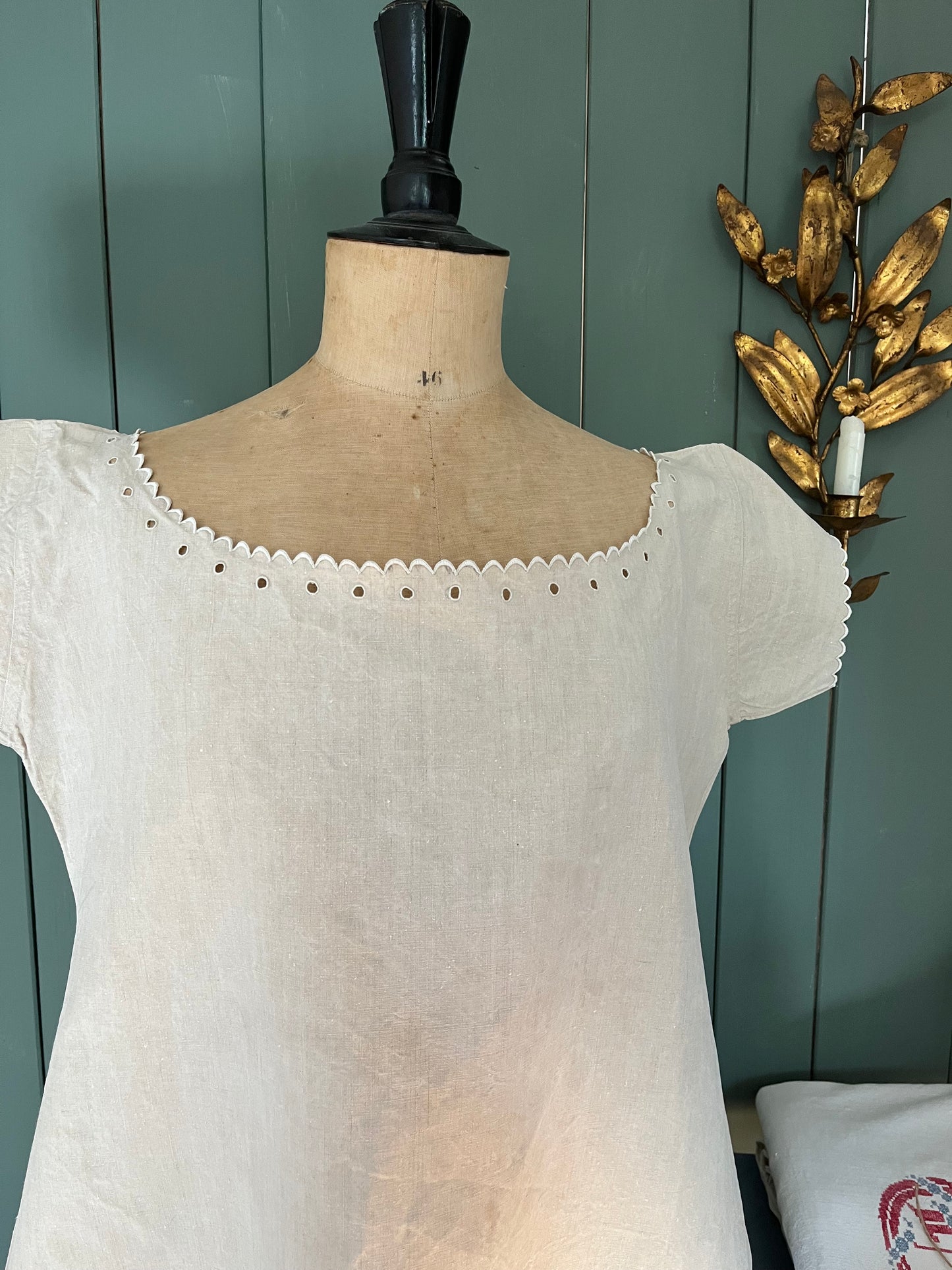 altes Leinenkleid aus Frankreich, Naturfarben, mit Bogenkante und Lochstickerei.
