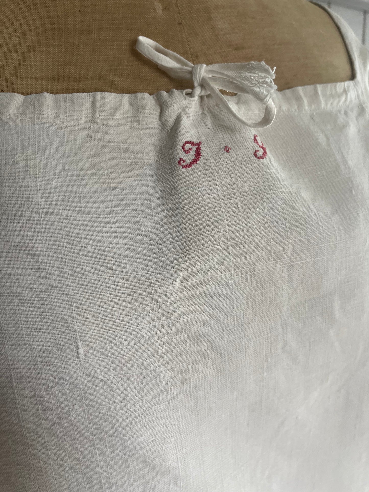 Altes, französisches Kleid mit Monogramm, sattes Leinen, L