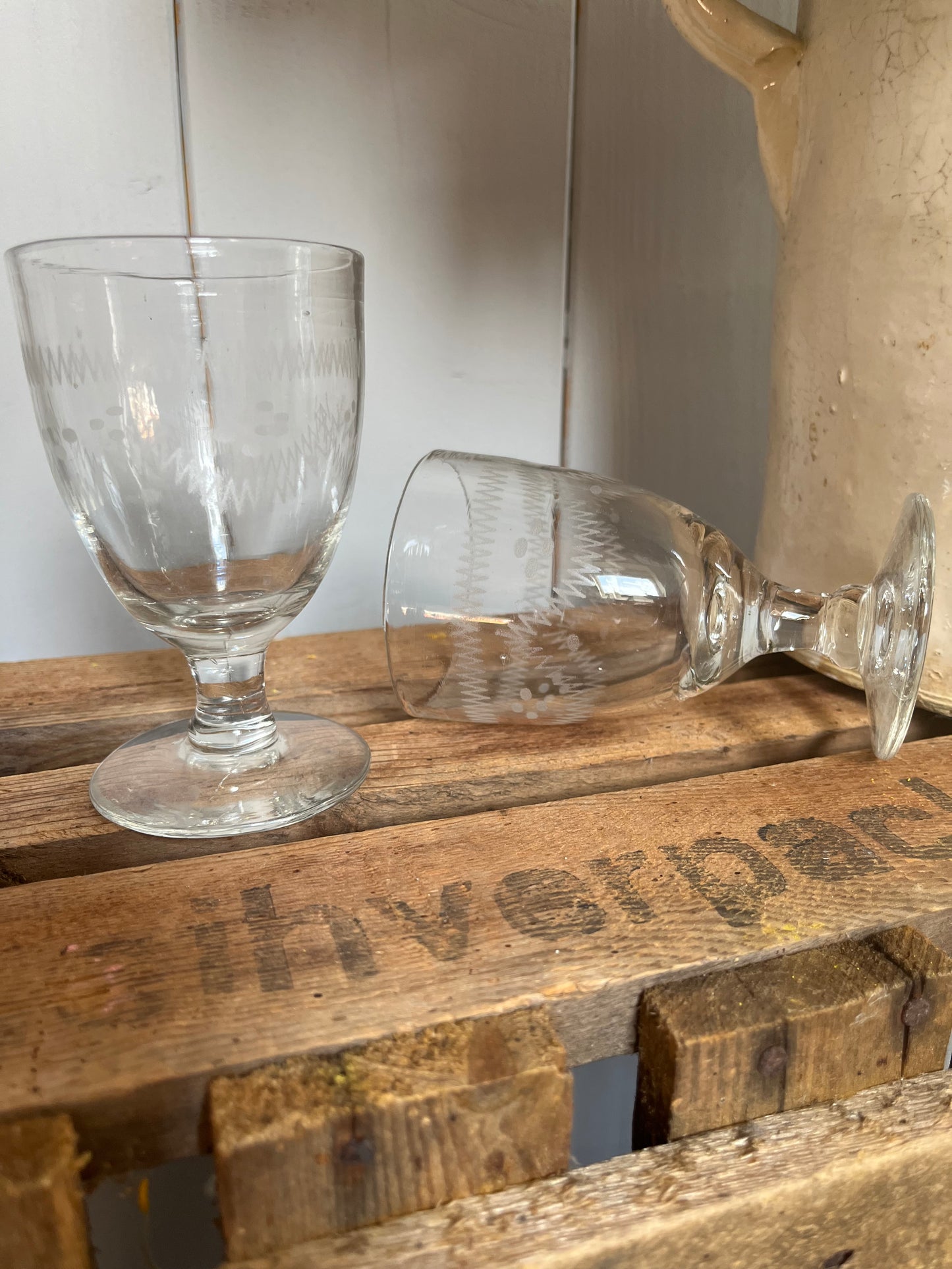 2 französische alte Bistro Gläser für Aperitif mit Schliff