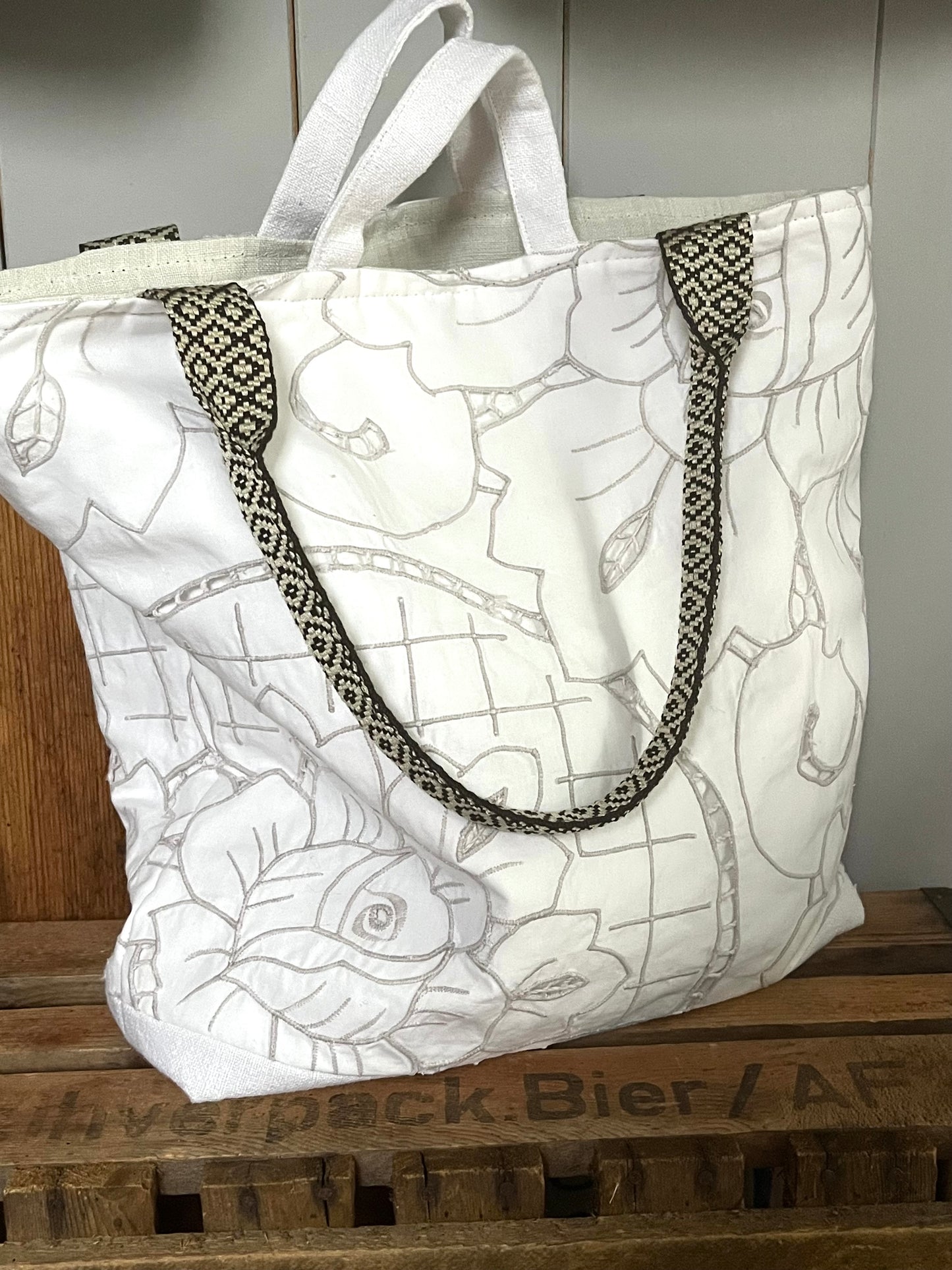 Große Tasche aus alter Richelieuspitze
