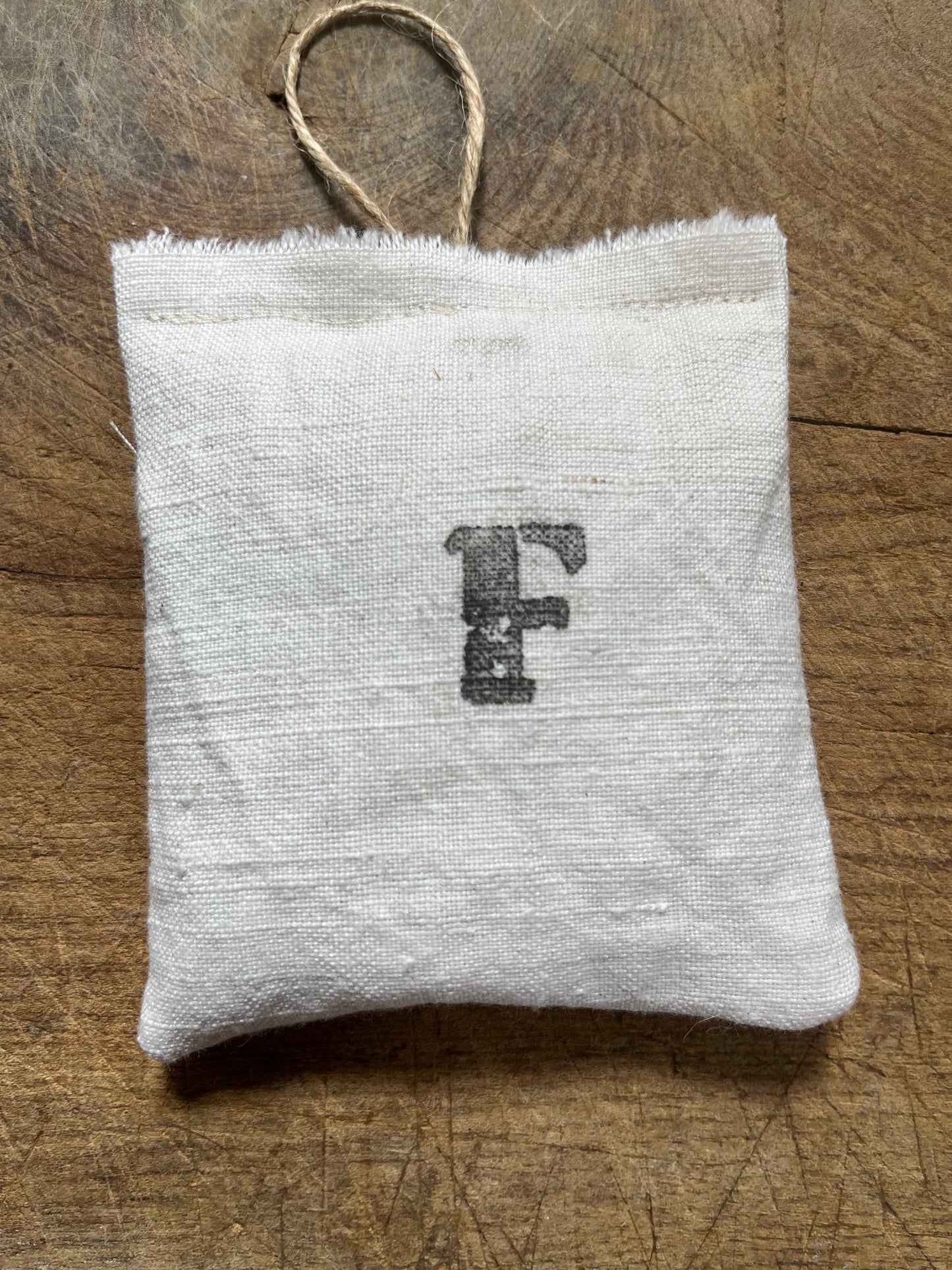 Monogramm Lavendelkissen aus Bauernleinen